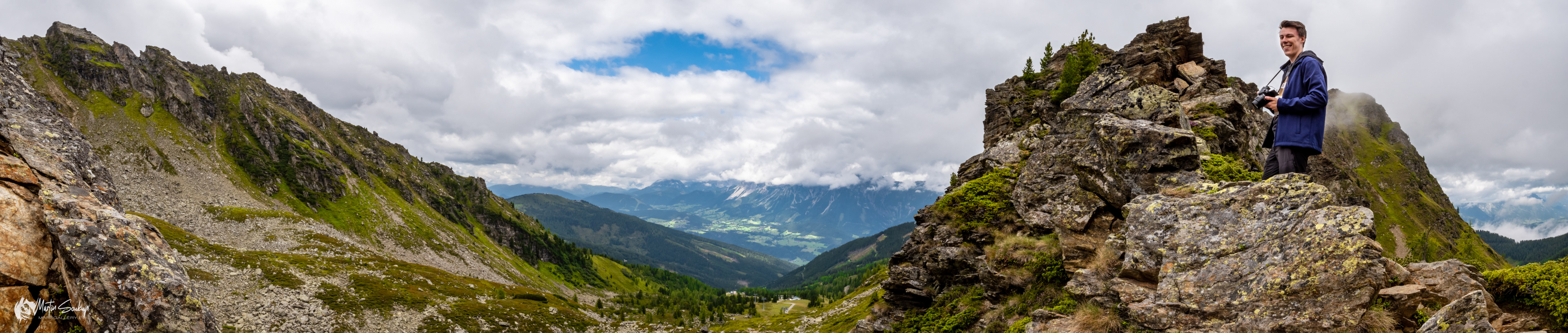 Pohled údolím na Dachstein z rozcestníku u Seeschartlu