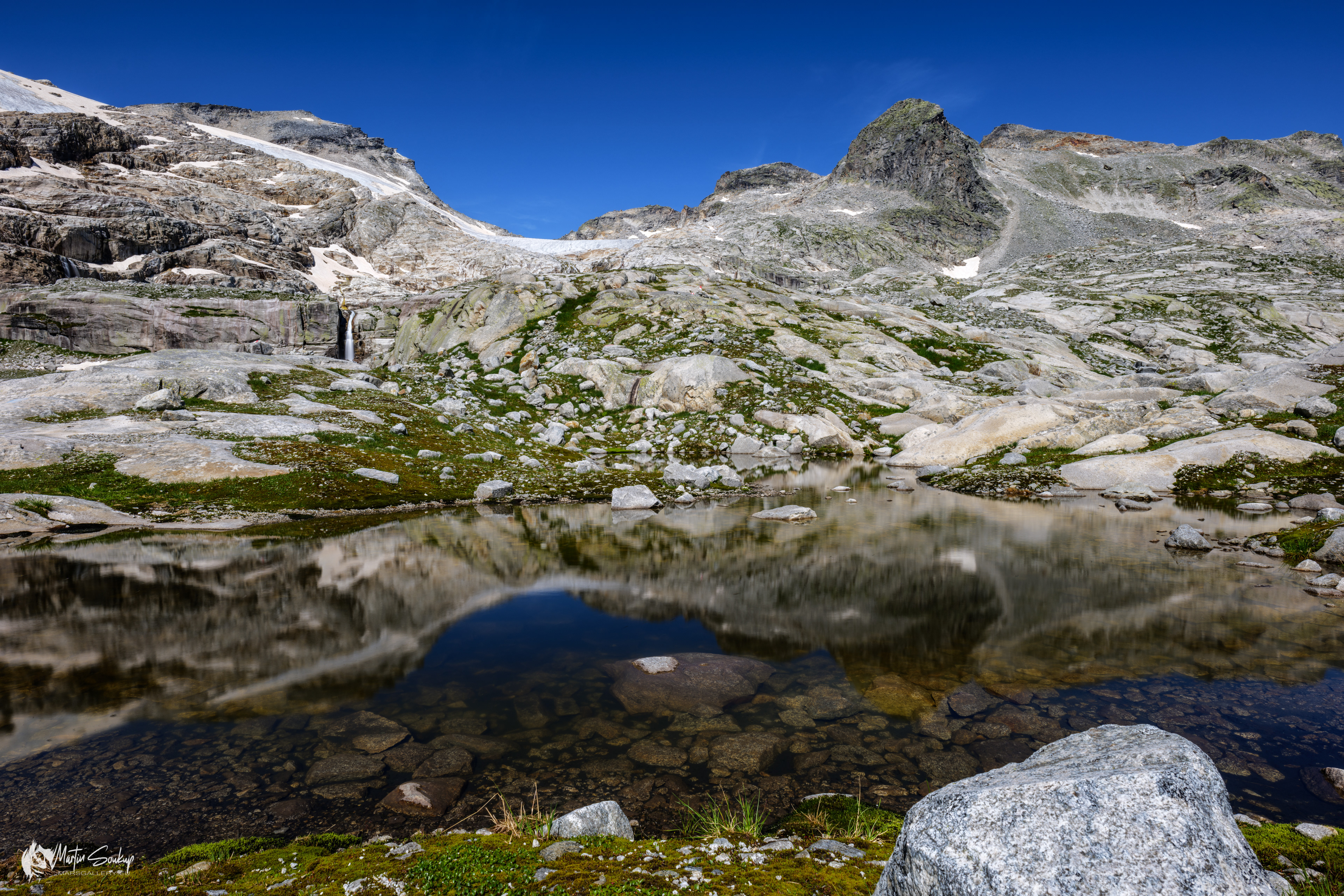 Na skalnaté plošině nad Weißsee je mnoho malých jezírek