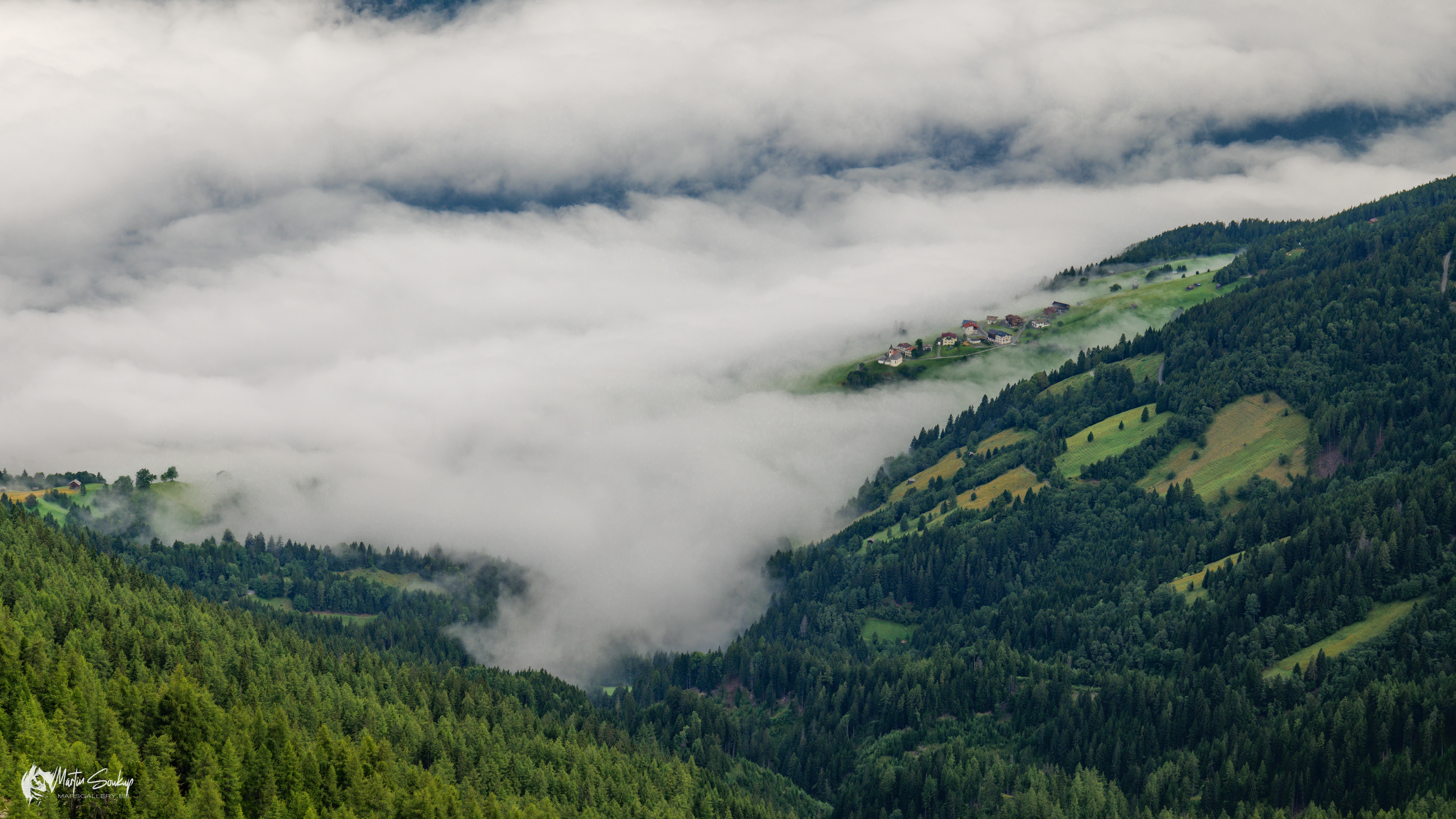 Ranní mlha zahalila obec Falterschein s kostelíkem