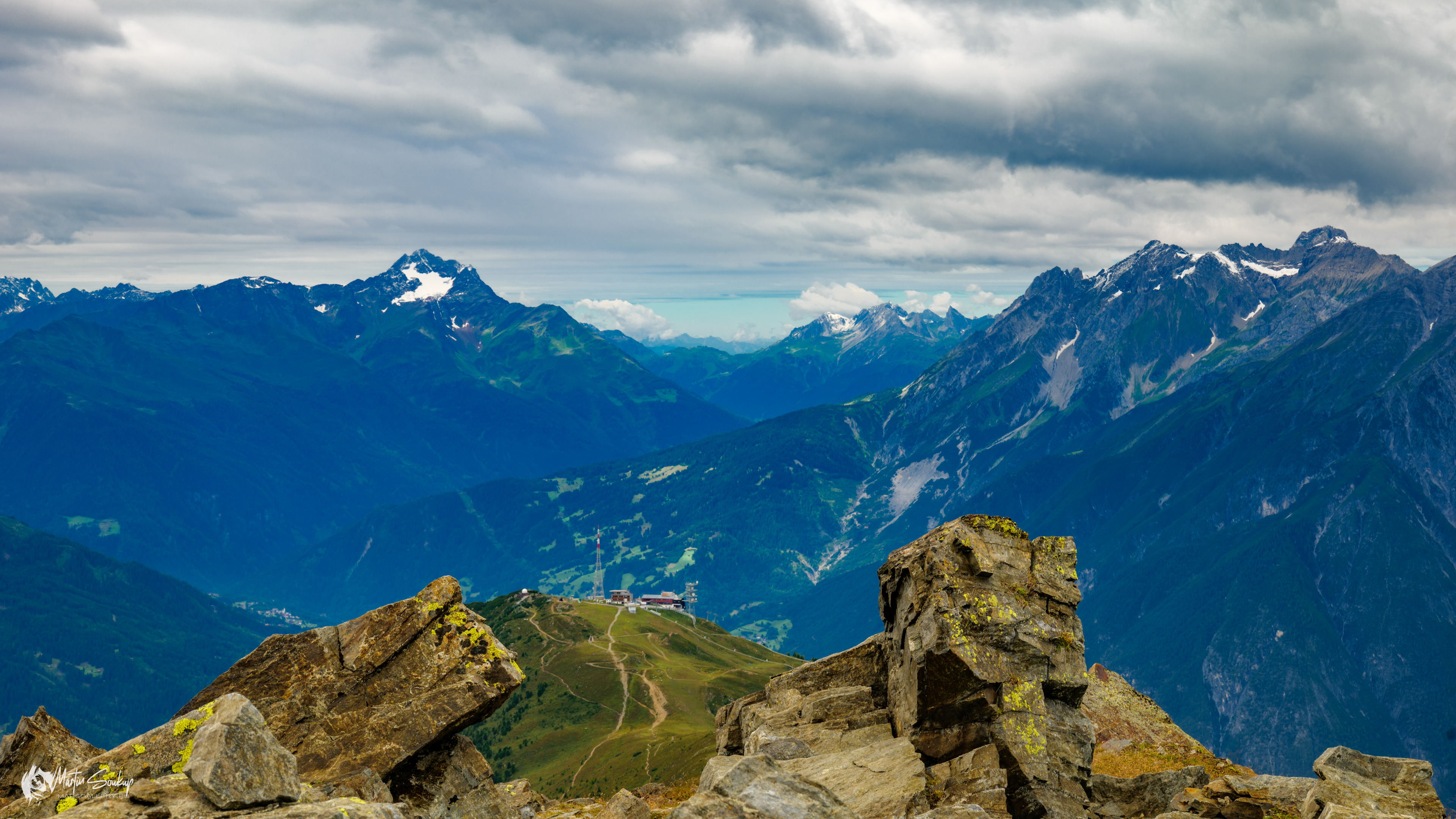 Pohled na Krahberg (zelený kopec uprostřed) z vrcholu Glanderspitze
