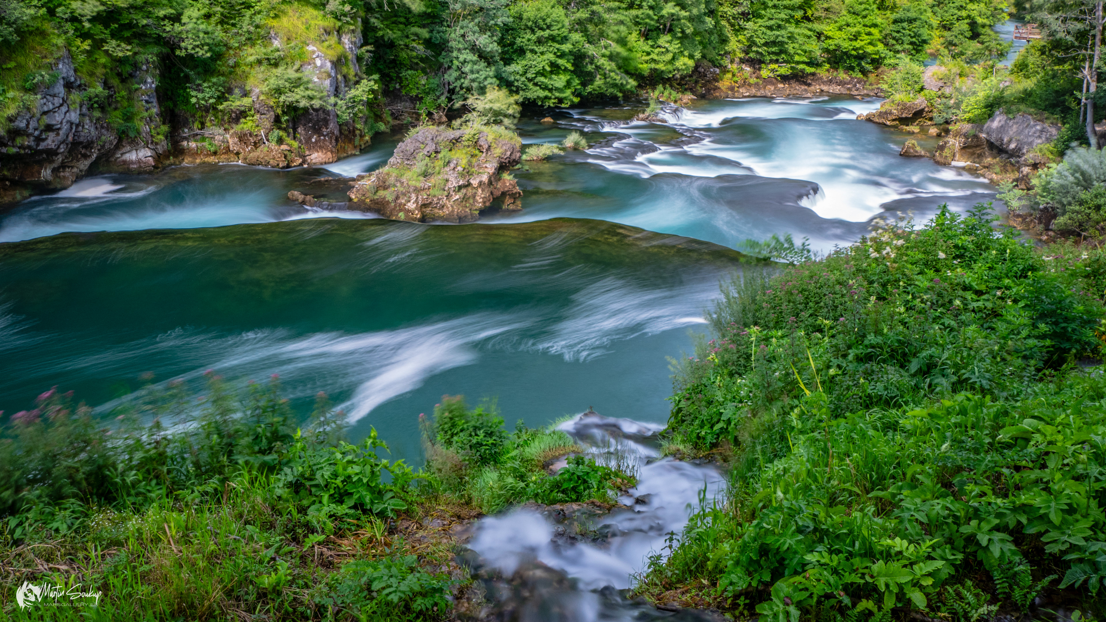 Řeka UNA pod vodopádem Štrbački buk