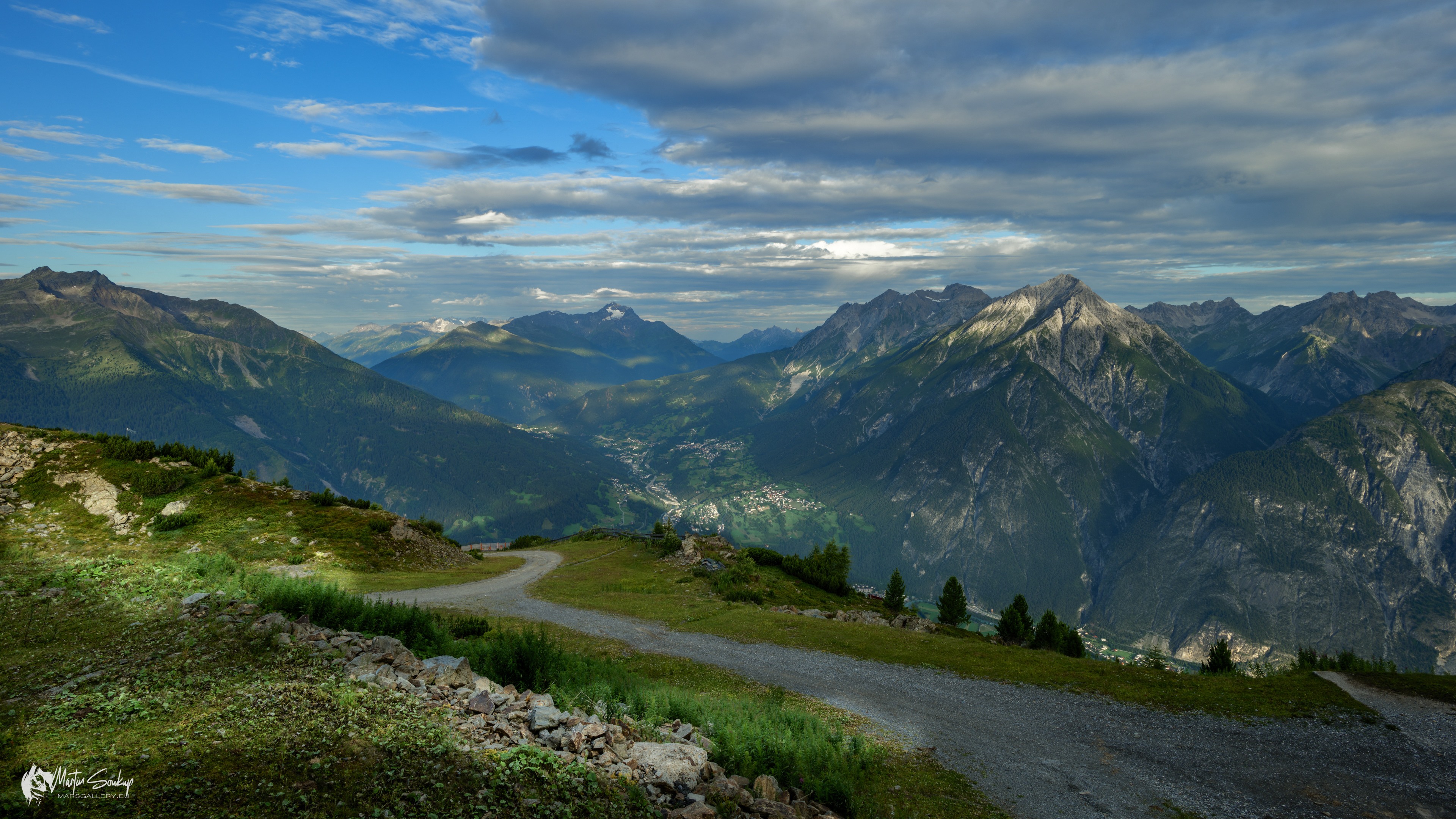Ranní pohled z Krahbergu na město Landeck mezi vrcholy Lechtalských Alp
