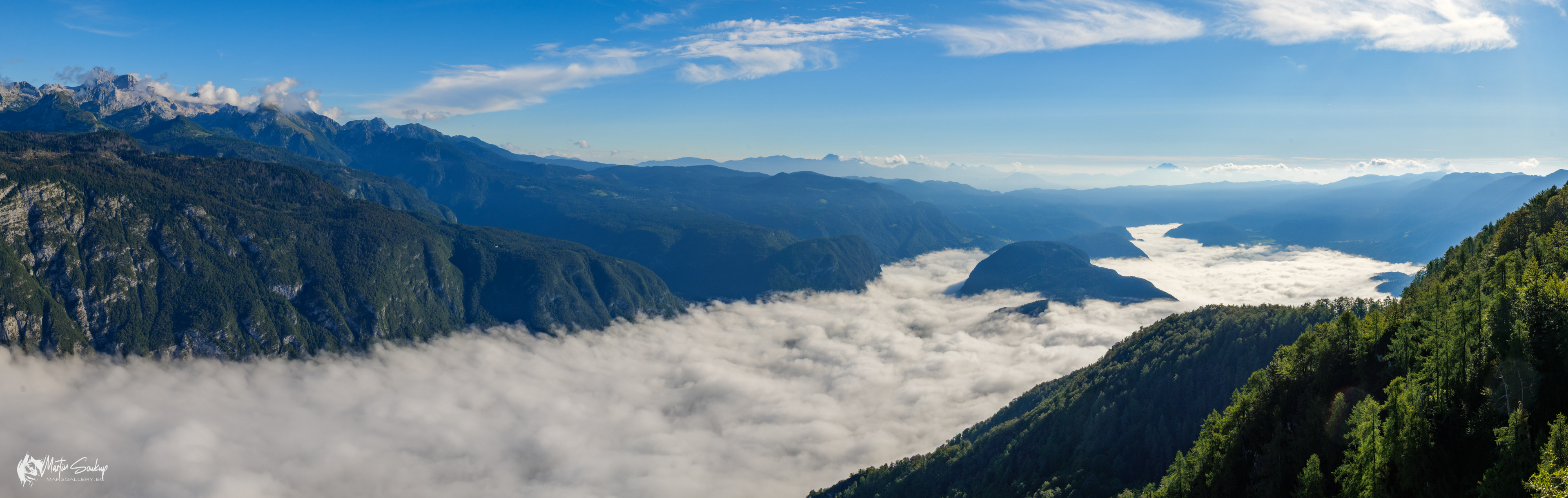 Pohled na jezero Bohinj schované pod ranní mlhou