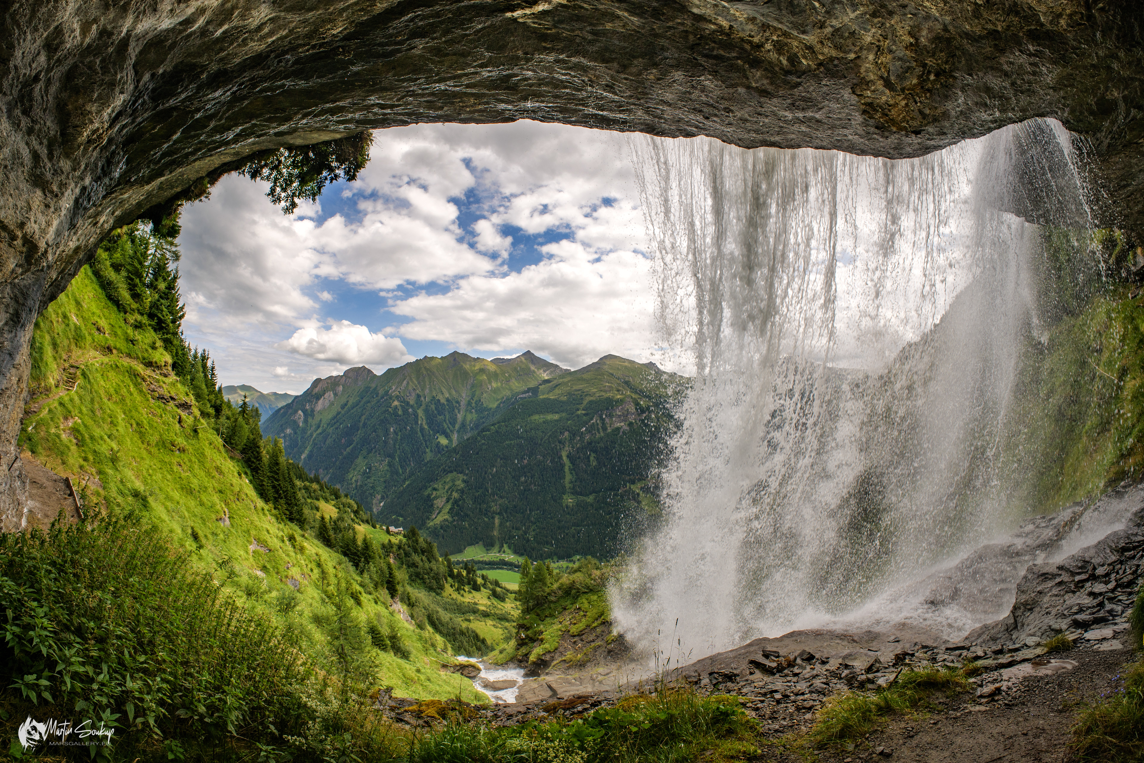 Pohled zpoza vodopádu Schleierfall do údolí Kapplertal pod vrcholy Vysokých Taur