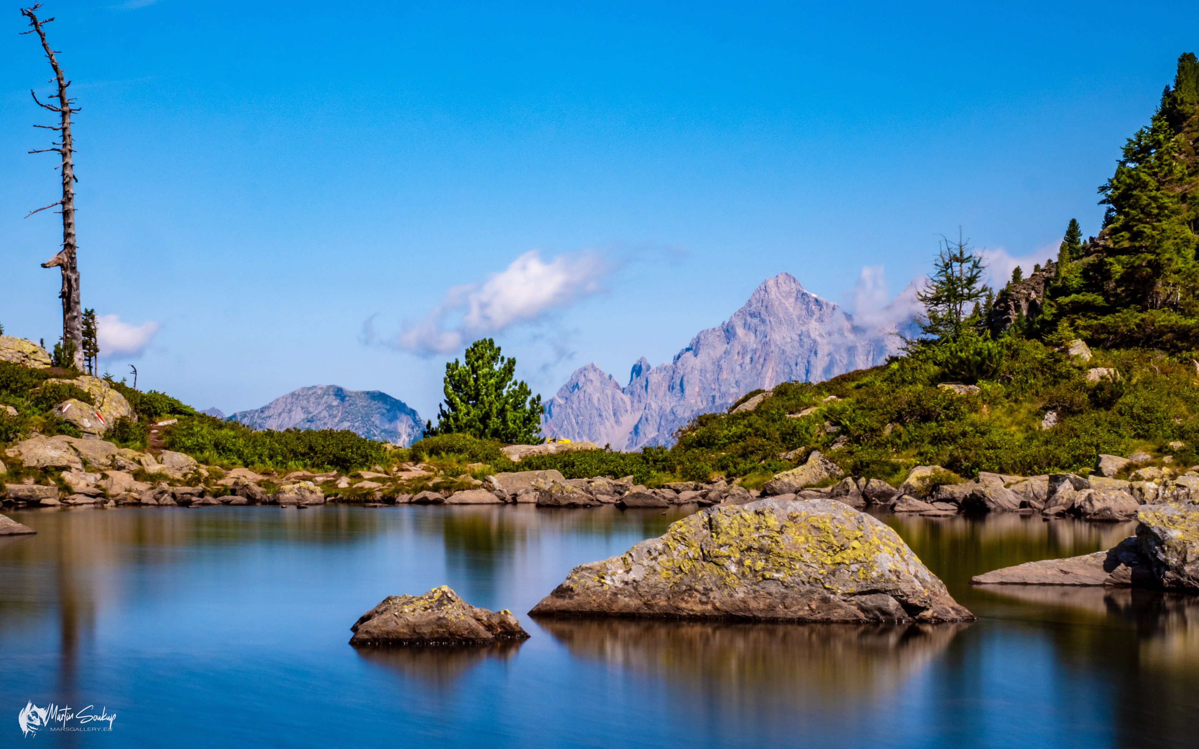 Jezero Obersee s panoramatem Dachsteinu