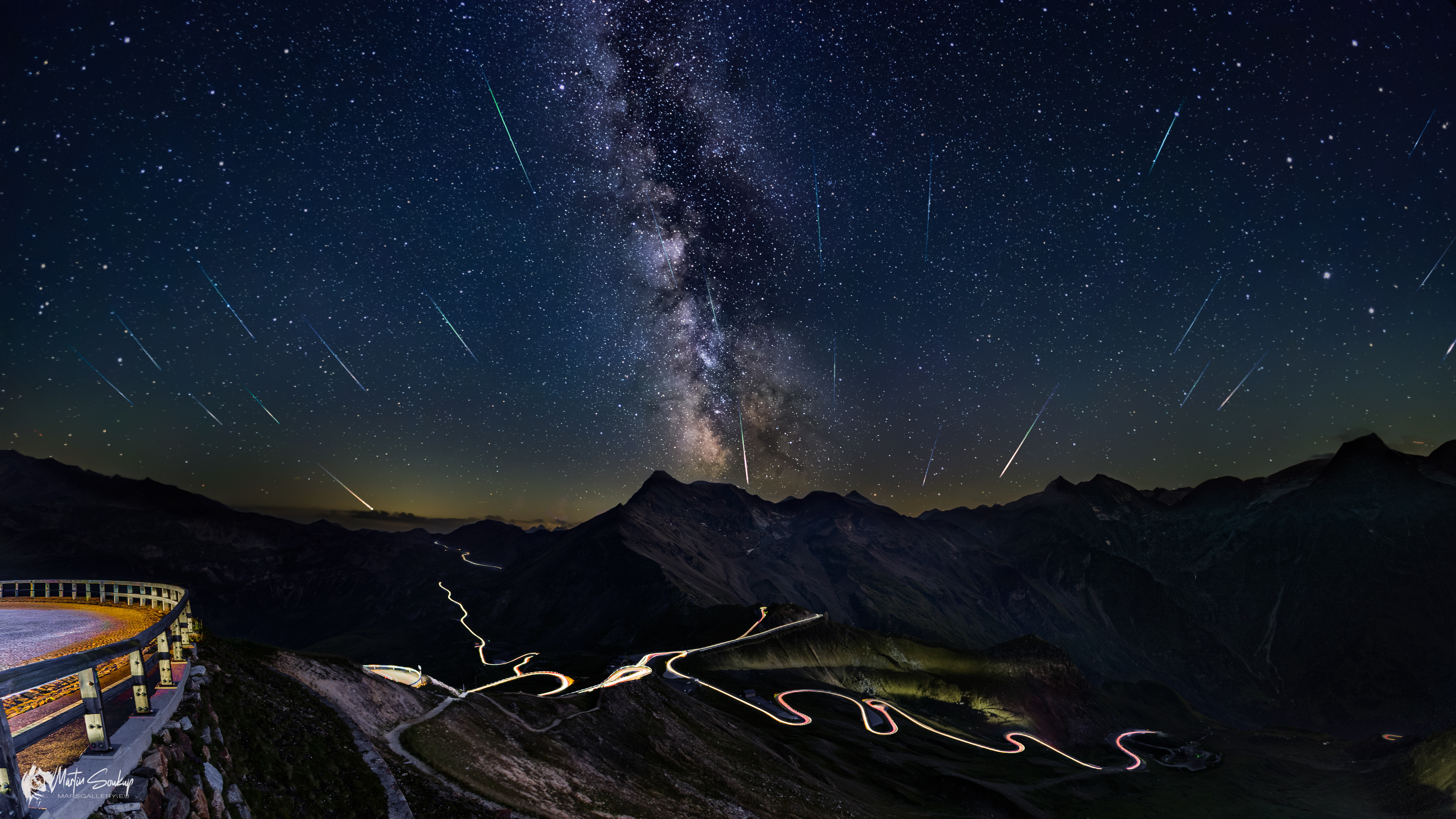 Mléčná dráha, Perseidy a světelné stopy aut z Edelweißspitze