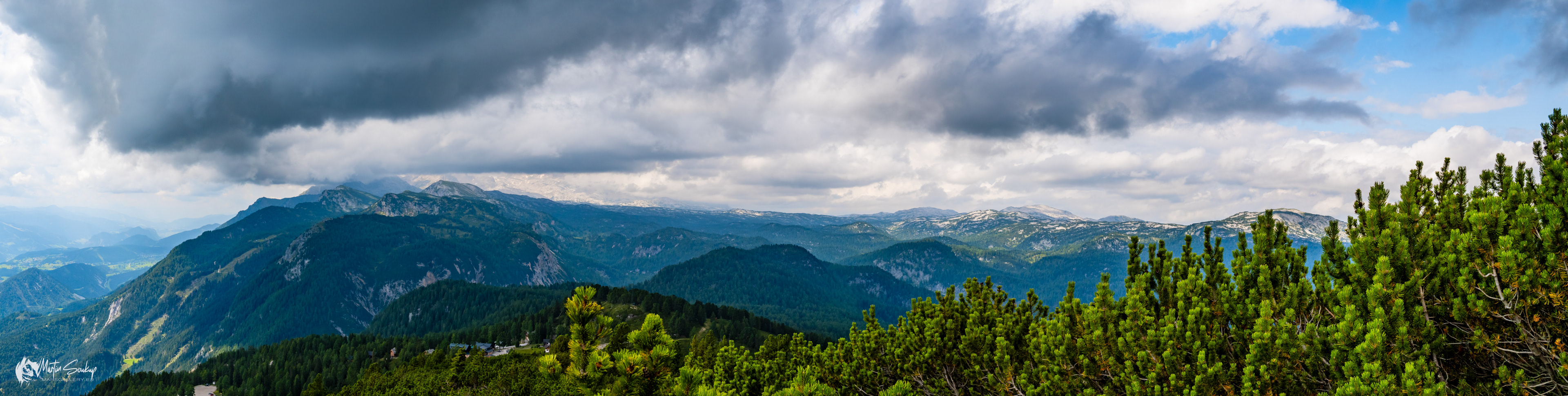 Panorama pohoří Dachstein. Tentokrát jde o pohled z východu, z trasy na vrchol Stoderzinken