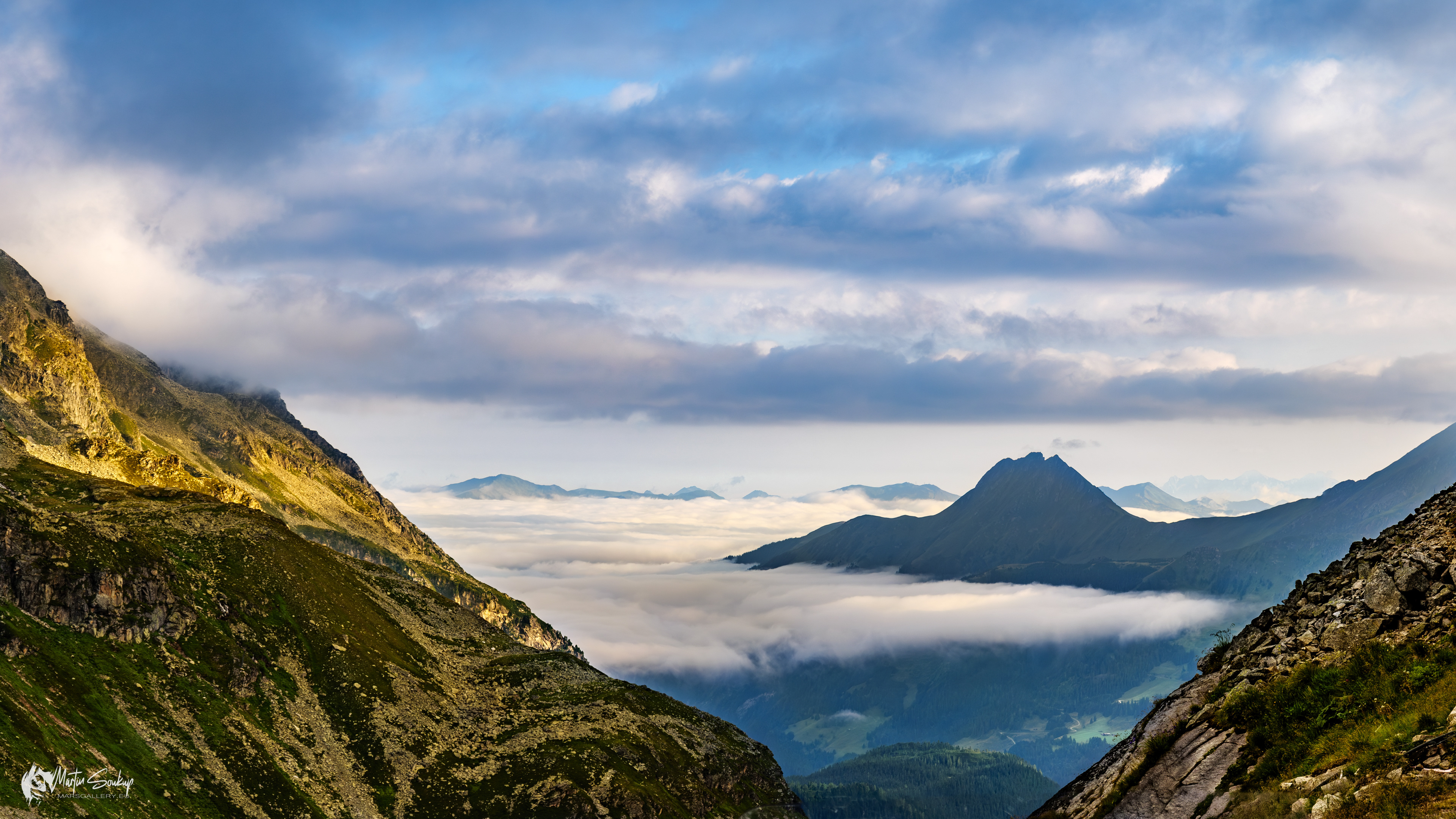 Zahalené údolí nad městečkem Uttendorf od Weißsee