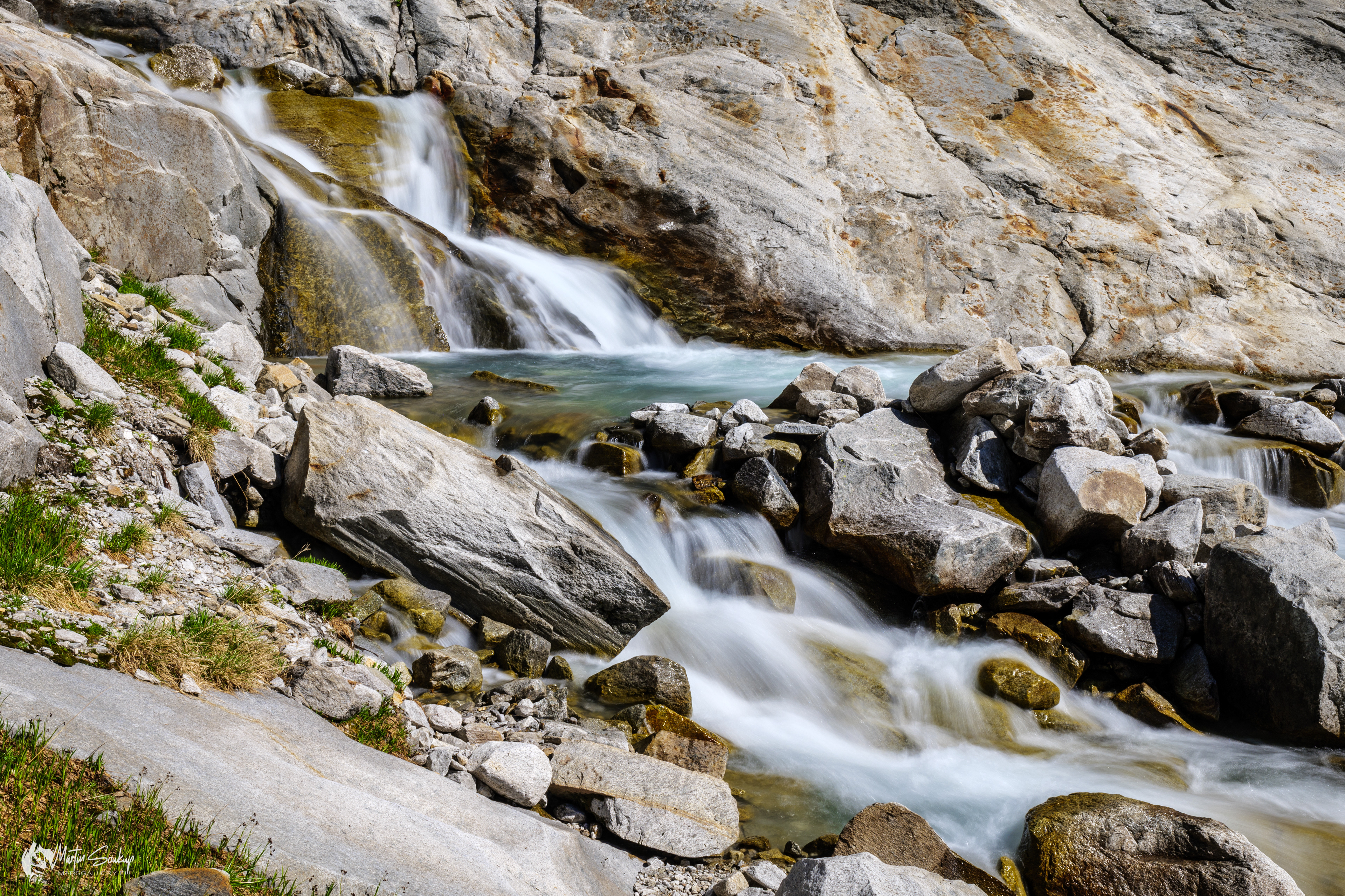 Malá část dlouhých a vysokých vodopádů/peřejí, které zásobují Weißsee z tajícího sněhu z ledovců