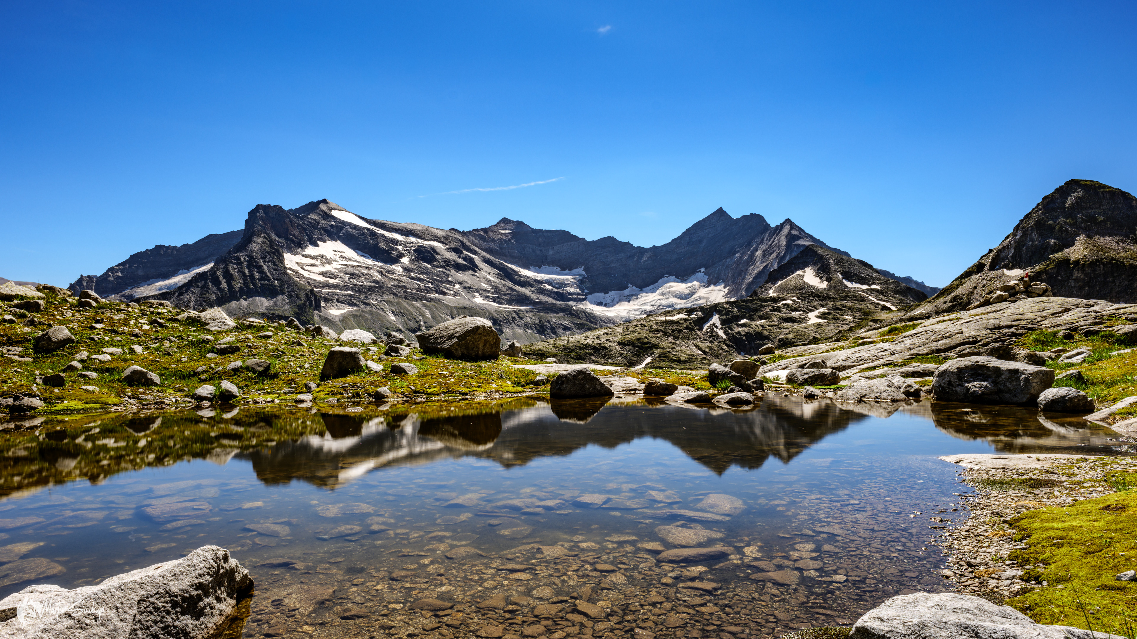 Na skalnaté plošině nad Weißsee je mnoho malých jezírek