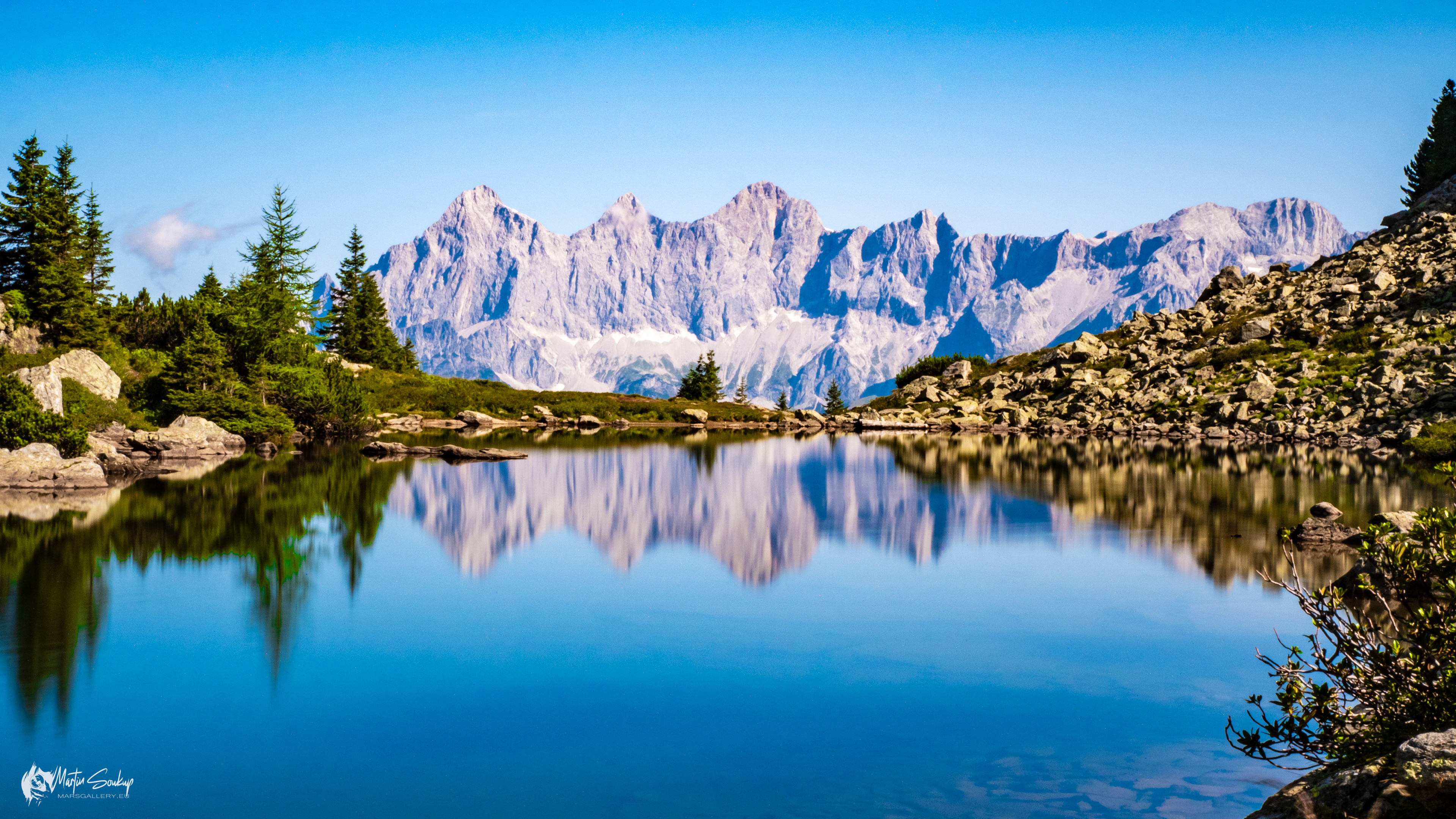 Jezero Spiegelsee s panoramatem Dachsteinu