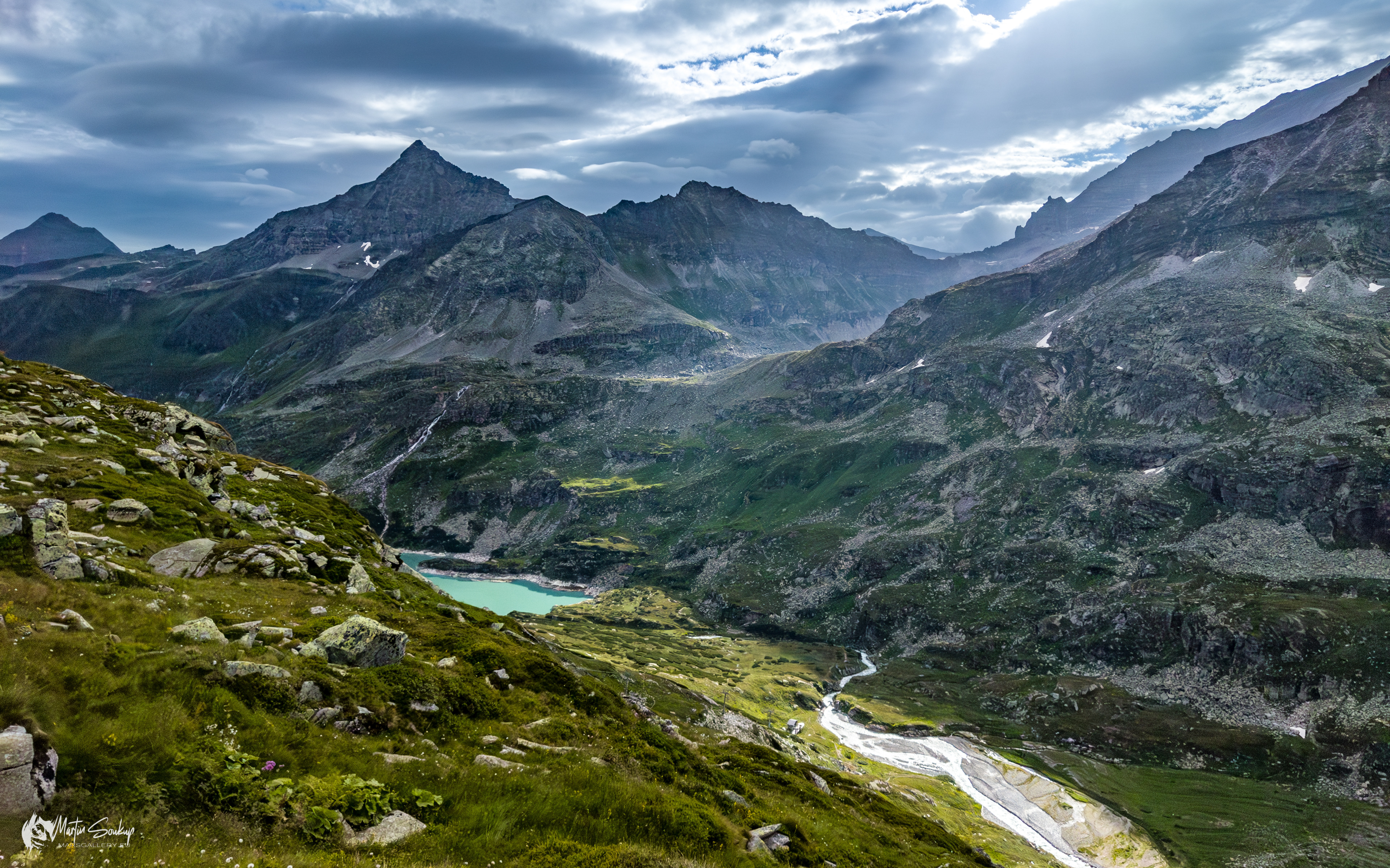 V údolí část jezera Tauernmoossee a jeho přítok