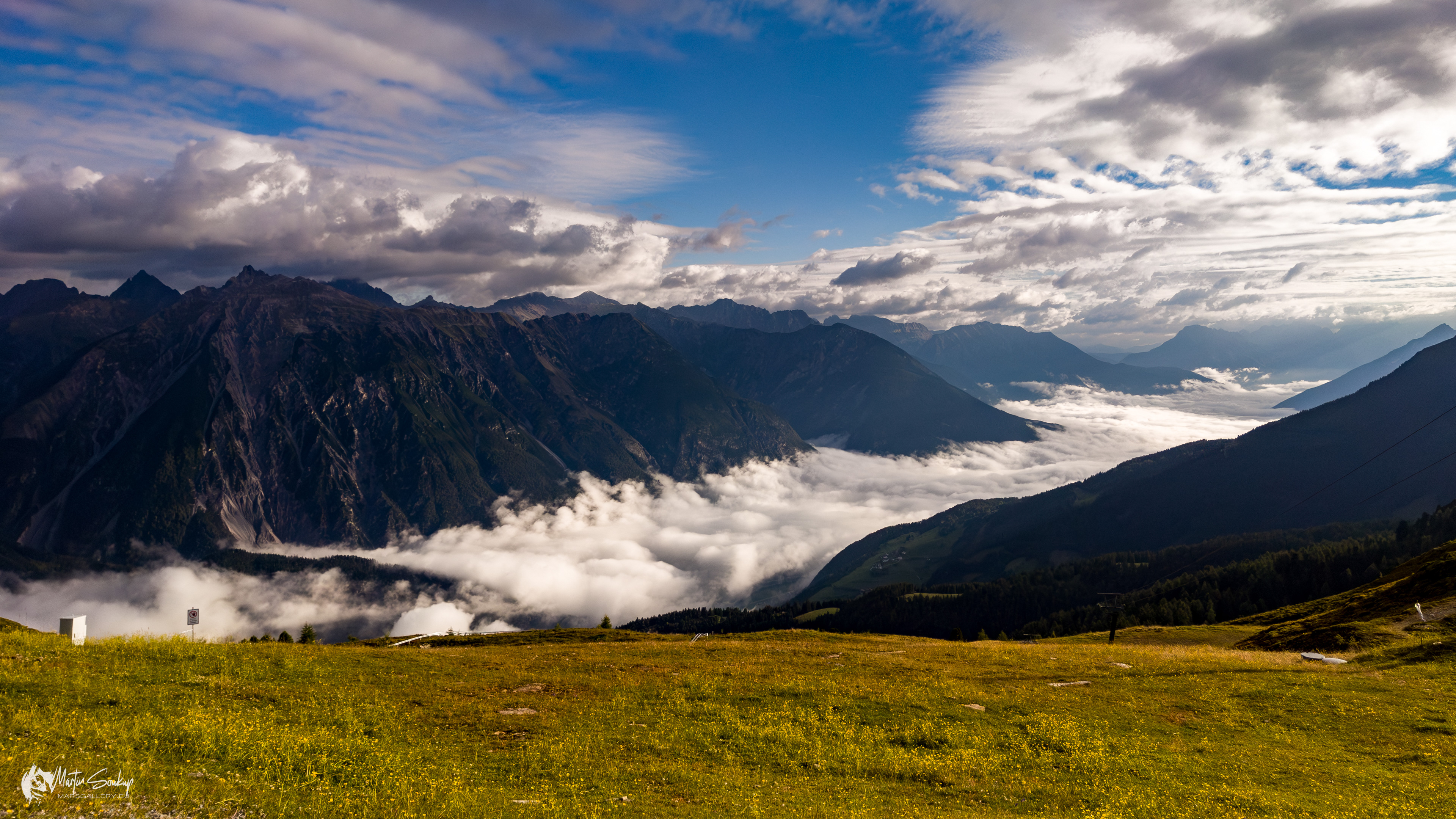 Ranní mlha v údolí mezi Venetem a Lechtalskými Alpami