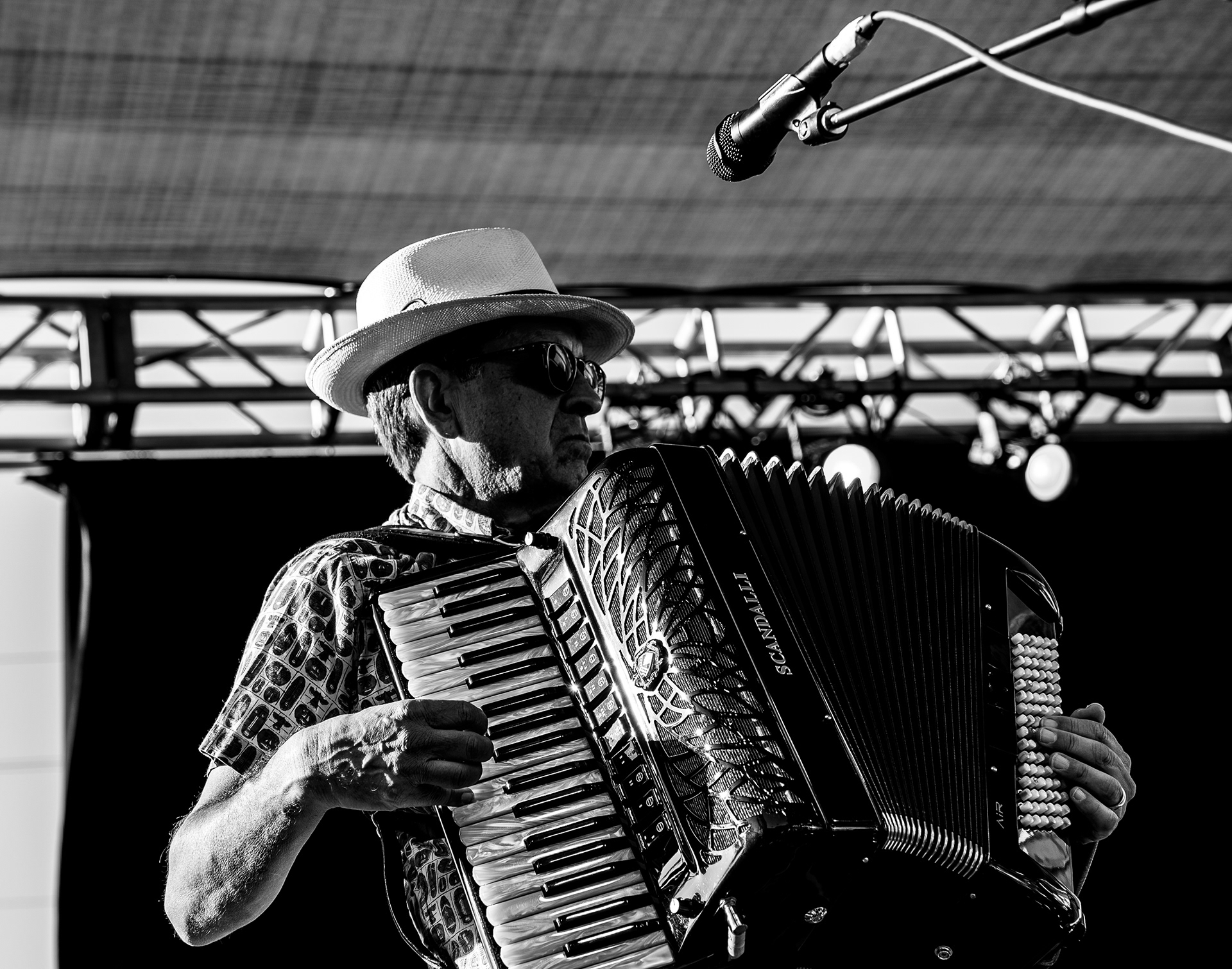A member of Spencer The Gardener plays the accordion at the California Avocado Festival in Carpinteria, California, Oct. 5, 2025. (Photo/Aston Smith)