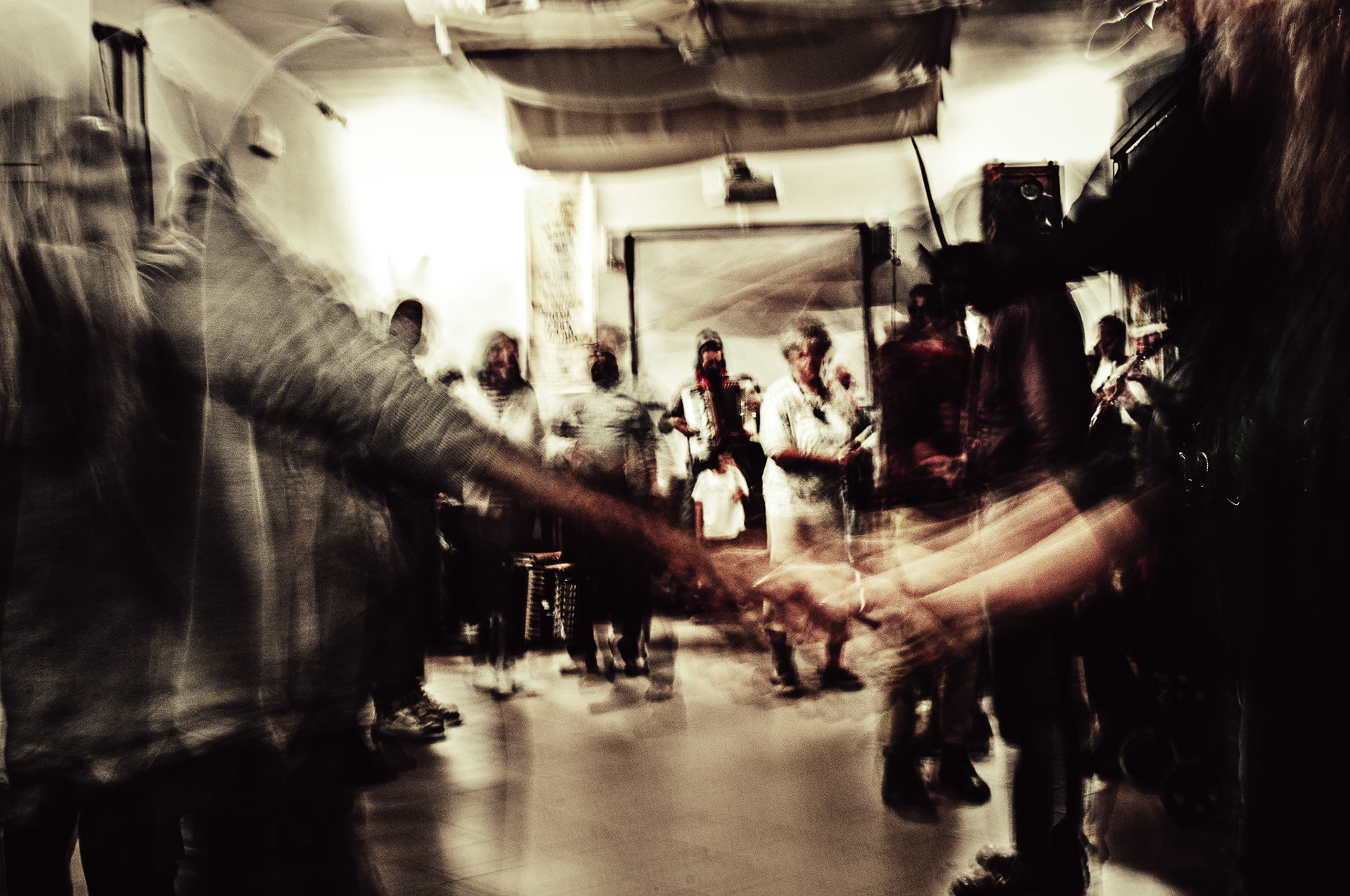 Quadriglia (2024) La quadriglia prende vita in scie di luce e gesti intrecciati. I corpi si cercano, si sfiorano, si rincorrono in una danza che è rito e gioco. Il movimento sfocato non confonde: amplifica. È memoria in azione, tradizione che vibra. Un ballo collettivo che si fa immagine pulsante.