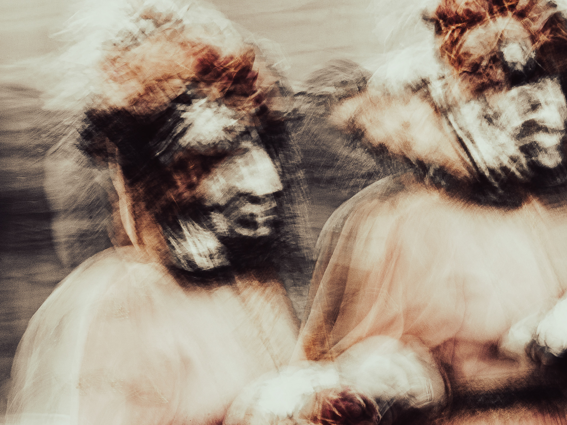 Le Maschere #2 (2025) Due maschere emergono dal buio, ornate e sfocate, come visioni in cammino. Il movimento le trasfigura: non sono volti, ma simboli. La fotografia non descrive, evoca. È carnevale che si fa sogno, rito che vibra tra piume e silenzi. Ogni passo è metamorfosi, ogni figura è tempo che danza.