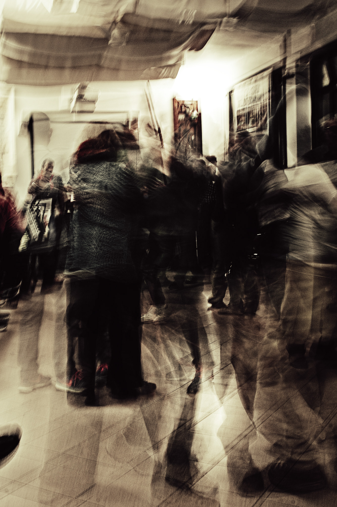 Ballano, dunque svaniscono (2024)  Corpi sfocati danzano in un tempo che non si misura. La fotografia cattura il ritmo, non la forma: è il movimento a parlare. Ogni figura è traccia, eco, presenza che si dissolve. È una festa sospesa, dove la luce vibra e la memoria si fa gesto collettivo in fuga.