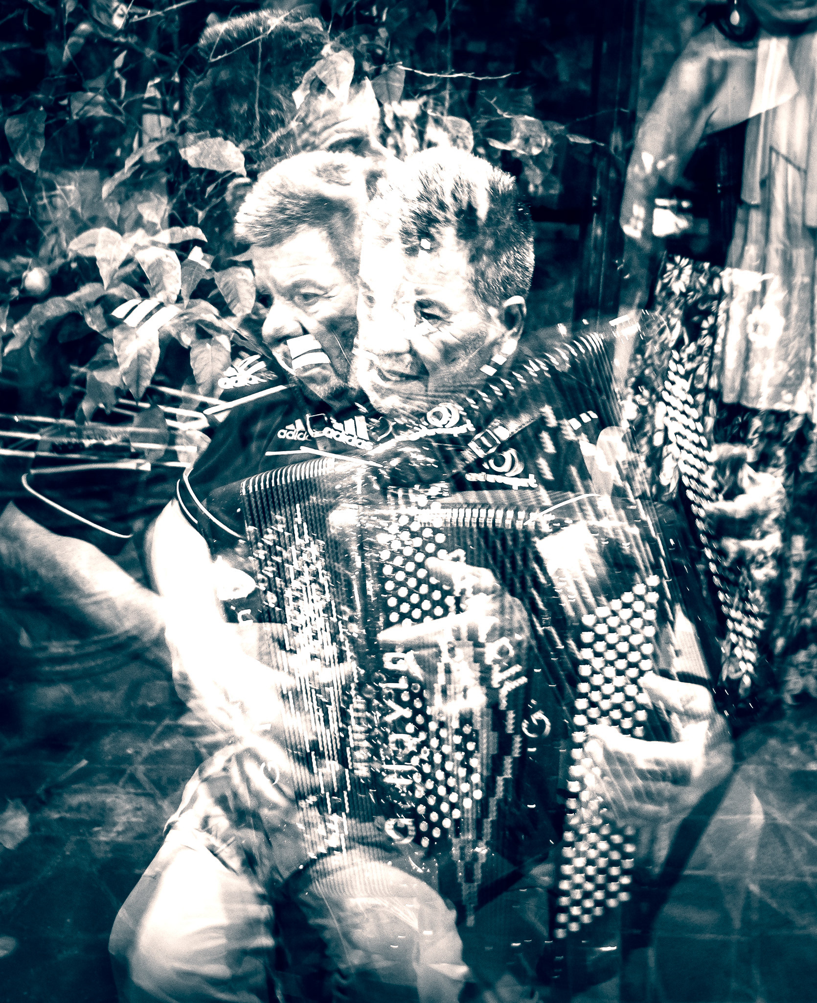 Polka (2025) È un’esplosione di ritmo visivo. L’organetto pulsa, il corpo si sdoppia, si moltiplica nel gesto. Il volto è movimento, non identità. La fotografia danza con chi suona: vibra, si piega, si dissolve. È musica che si fa immagine, tradizione che si reinventa nel battito sfocato di un istante.