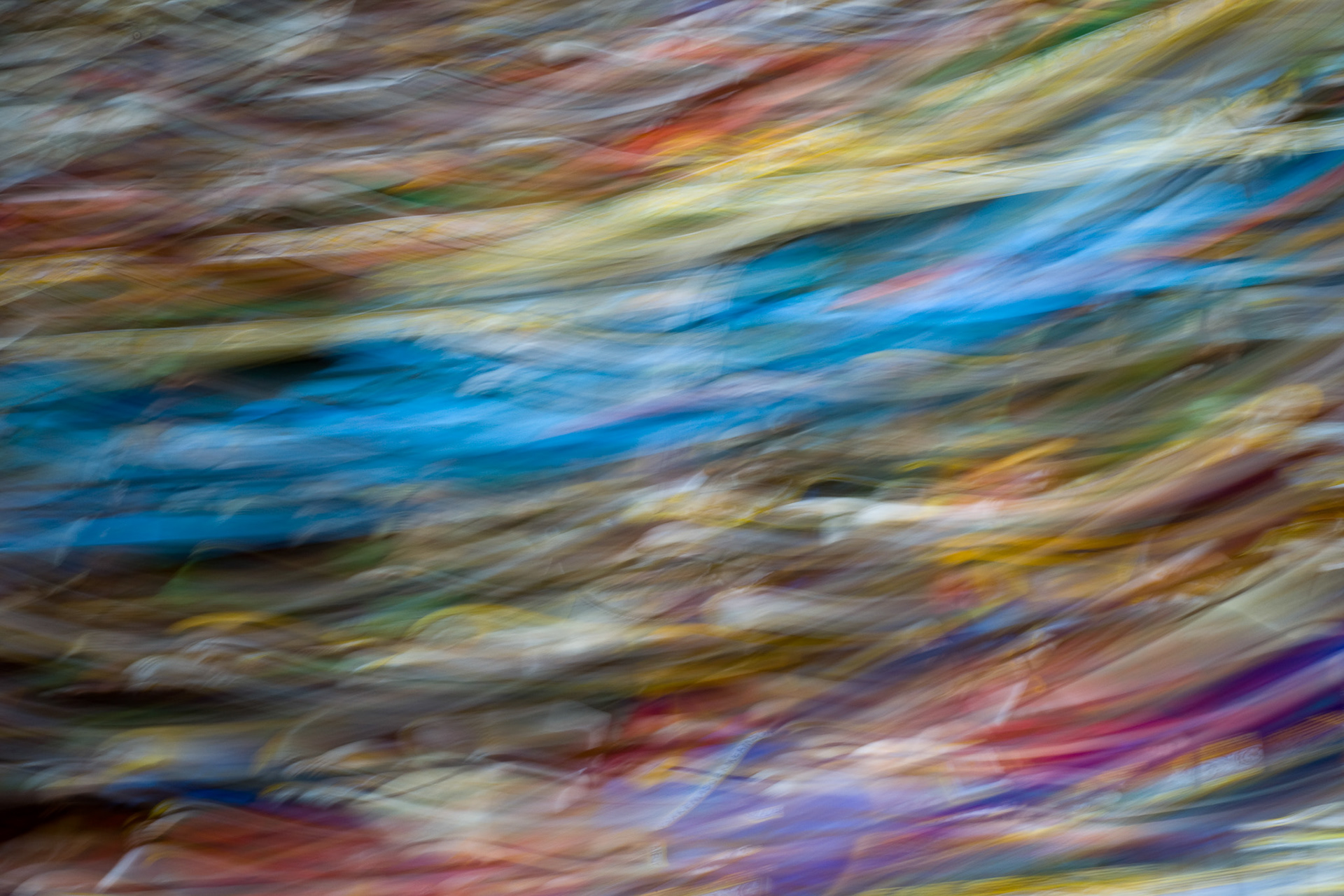 Il giardino oltre il fuoco (2009) Ho attraversato il colore come si attraversa una soglia. Il fuoco non brucia: trasfigura. In questa immagine, ogni forma si dissolve, ogni confine si apre. È il giardino che immagino oltre la prova, oltre la fiamma. Non descrivo il paradiso: lo inseguo, lo sfioro, lo lascio accadere nella luce.