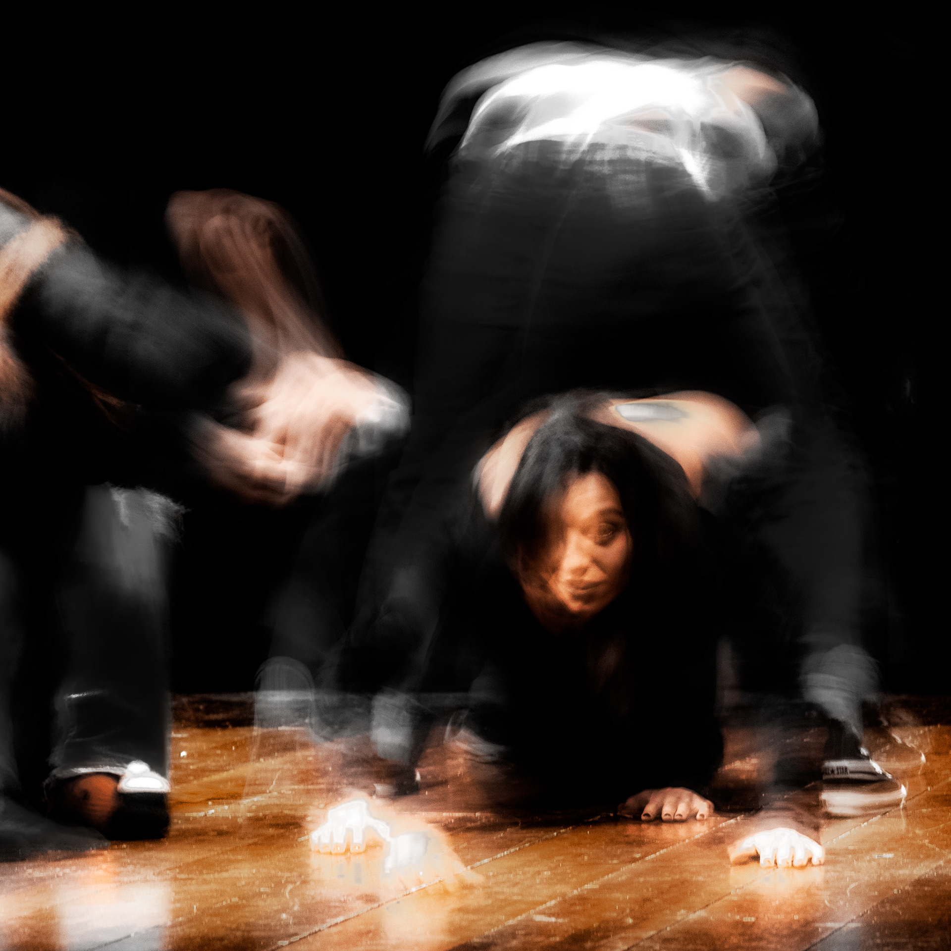 Rissa pre-determinata #3 (2008) Mi sono gettato a terra per sentire il ritmo del corpo, il legno sotto le mani, il tempo che sfugge. Intorno, figure in movimento: presenze sfocate, come pensieri in corsa. La luce mi ha colto nel gesto, nel passaggio. Non è posa: è urgenza, è scena che accade e mi attraversa.