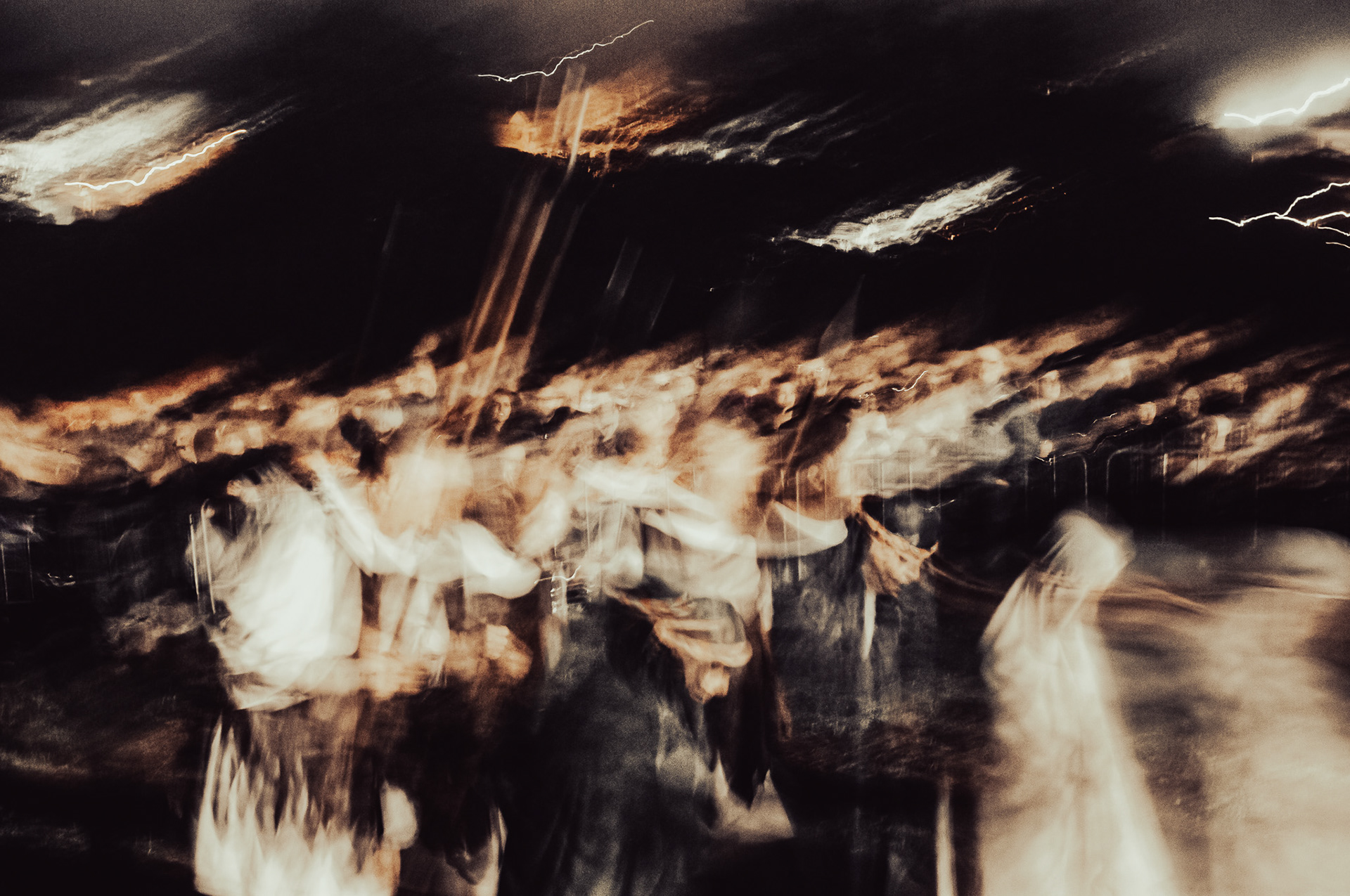 Folla in marcia: il mondo cerca pace tra luci instabili.