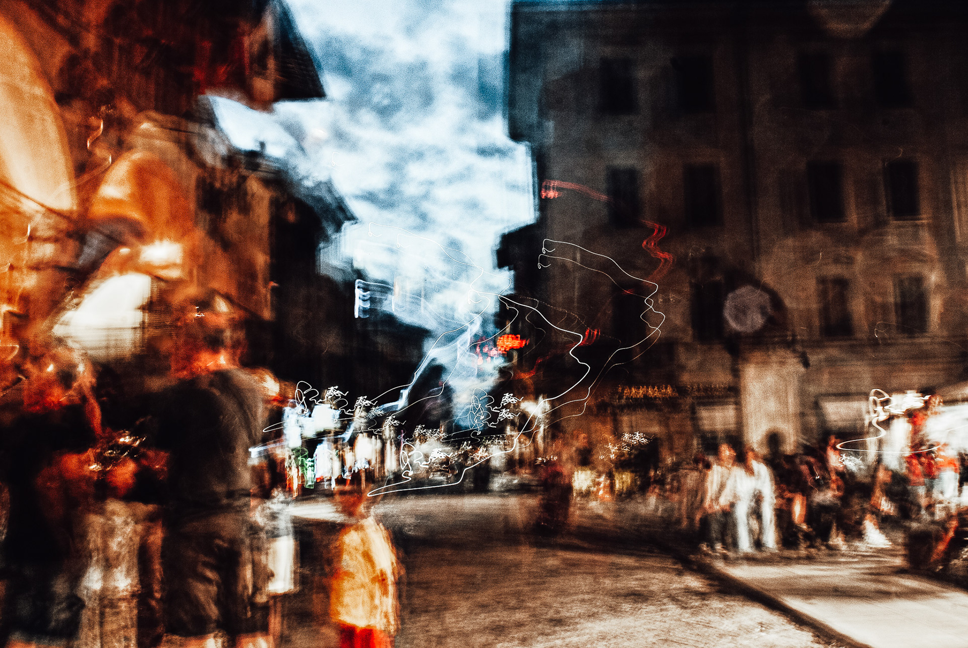 Il corso di sera (2025) È un flusso di luci, passi, ombre. La città non si mostra: pulsa. I volti sfumano, le traiettorie si intrecciano. È una danza urbana, un respiro collettivo. La fotografia cattura l’anima del movimento, dove ogni figura è tempo, ogni lampo è memoria che attraversa la notte.