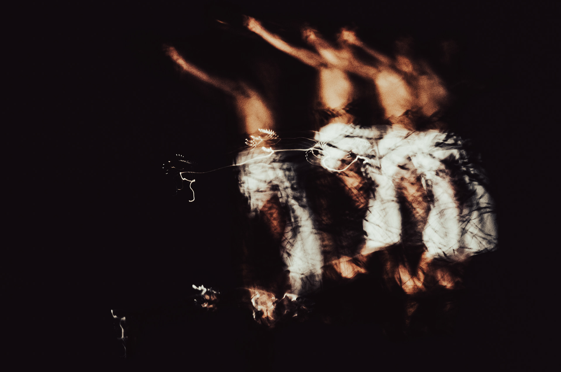 Croce in corsa: giustizia rincorsa tra muri e silenzi urbani.