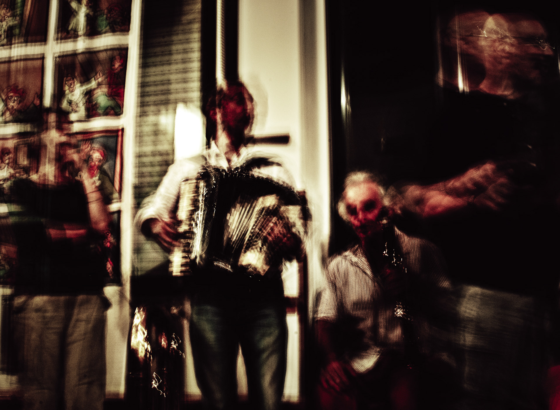 Concerto per ombre e fiati (2024) Quattro figure si muovono come ombre sonore, sfocate dal tempo e dalla luce. Il gesto musicale si fa eco visiva, dissolto nell’istante. Non c’è scena, ma vibrazione. I volti si confondono, gli strumenti si fondono. È un concerto per fantasmi, dove la presenza è già memoria in fuga.