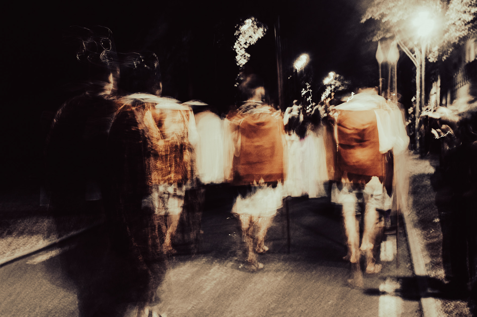 Marcia rituale: potere e popolo si confondono nella notte.