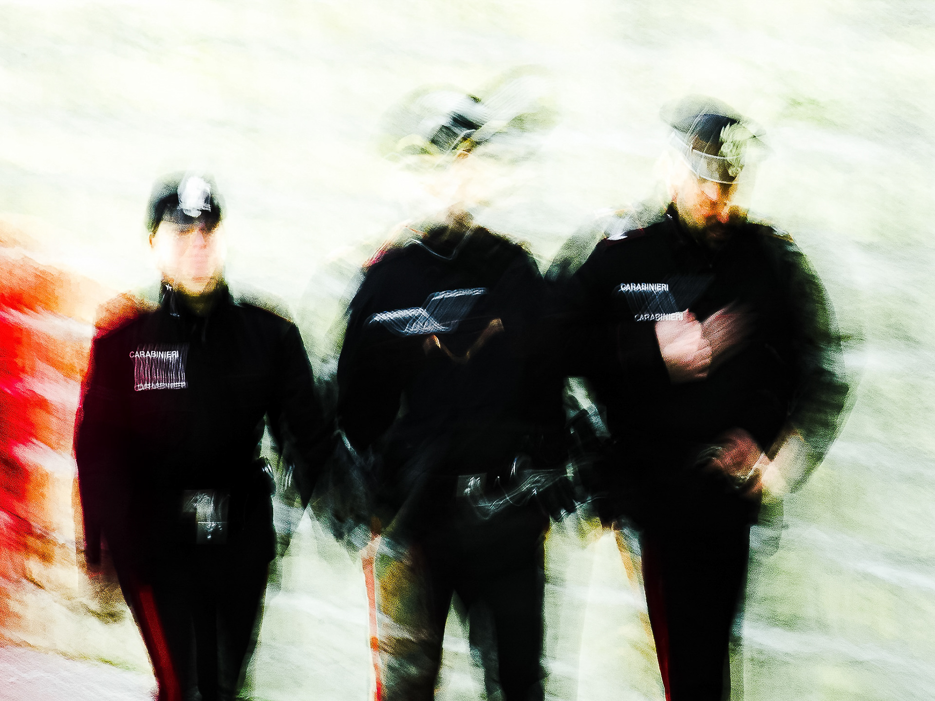 La Benemerita (2025) Tre figure avanzano, sfocate dal tempo e dal passo. I carabinieri non sono ritratti: sono presenze in transito, ombre uniformate che attraversano lo spazio. La fotografia non documenta, evoca. È movimento, tensione, anonimato. Il gesto si dissolve, ma resta l’impronta: un’eco visiva di autorità che sfugge alla definizione.