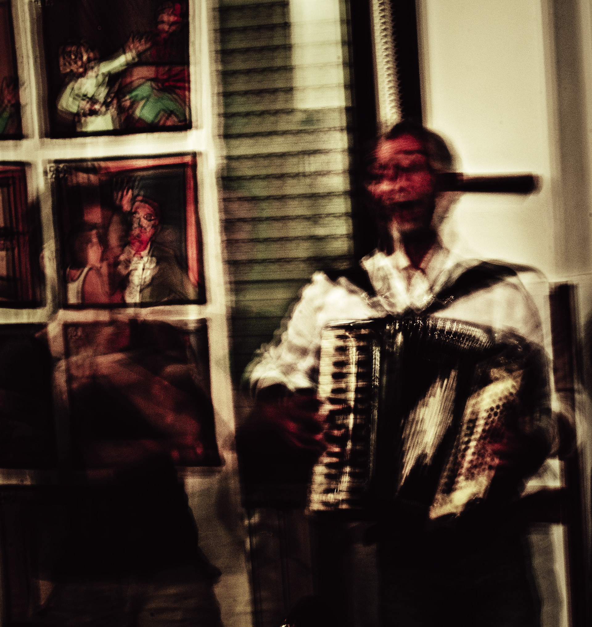 "Cronofonia #2" (2024)Suonava, ma il tempo lo attraversava. L’immagine non lo ritrae: lo dissolve. Il suo corpo vibra come l’aria, l’armonia si fa fantasma. Non c’è posa, solo passaggio. I volti alle pareti lo osservano, immobili, mentre lui si moltiplica nel gesto. È così che si riconosce: nel movimento che sfugge.