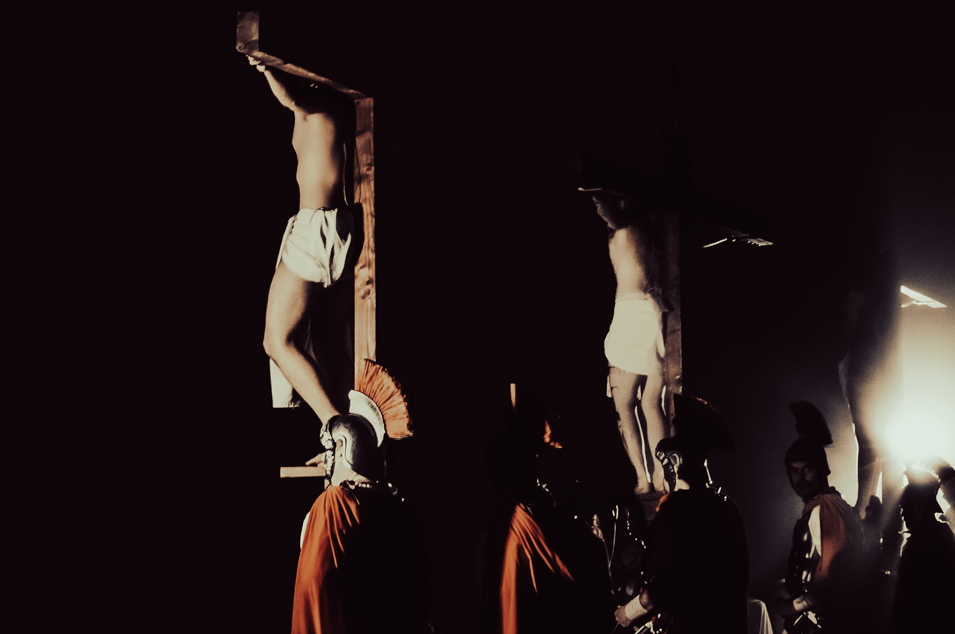 Due croci, mille dolori: fame e guerra non hanno palco.