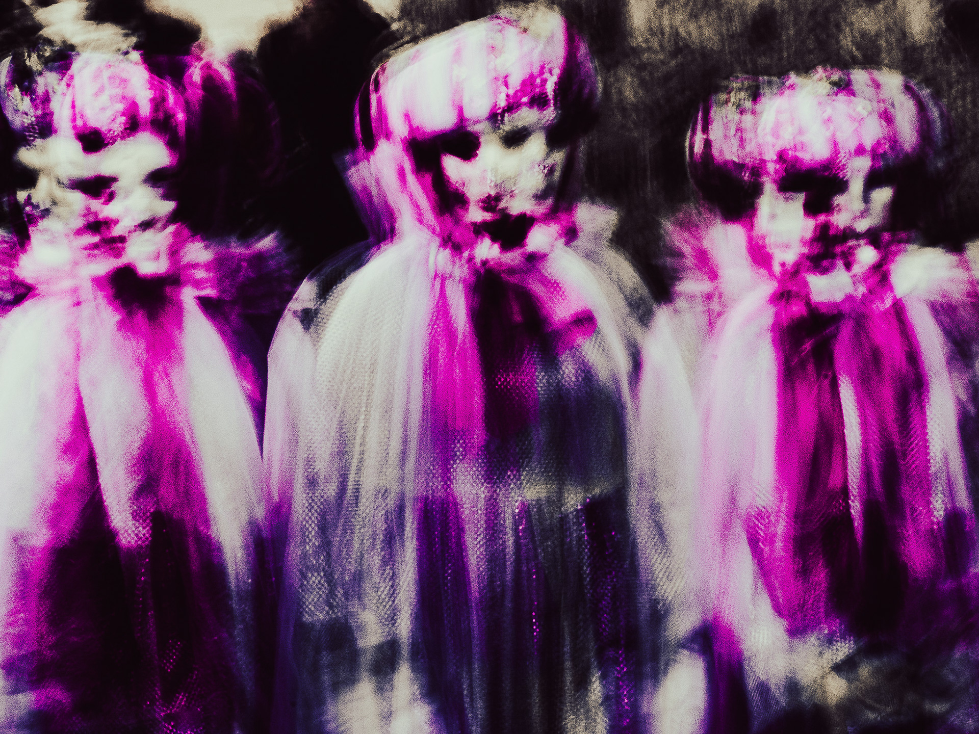 Le Maschere (2025) Le maschere avanzano come apparizioni, sfocate dal ritmo e dalla festa. I volti si perdono nel movimento, ma la presenza resta: vibrante, enigmatica. È una sfilata che non mostra, evoca. Il carnevale si fa sogno visivo, dove ogni figura è simbolo, ogni passo è rito, ogni sfocatura è poesia