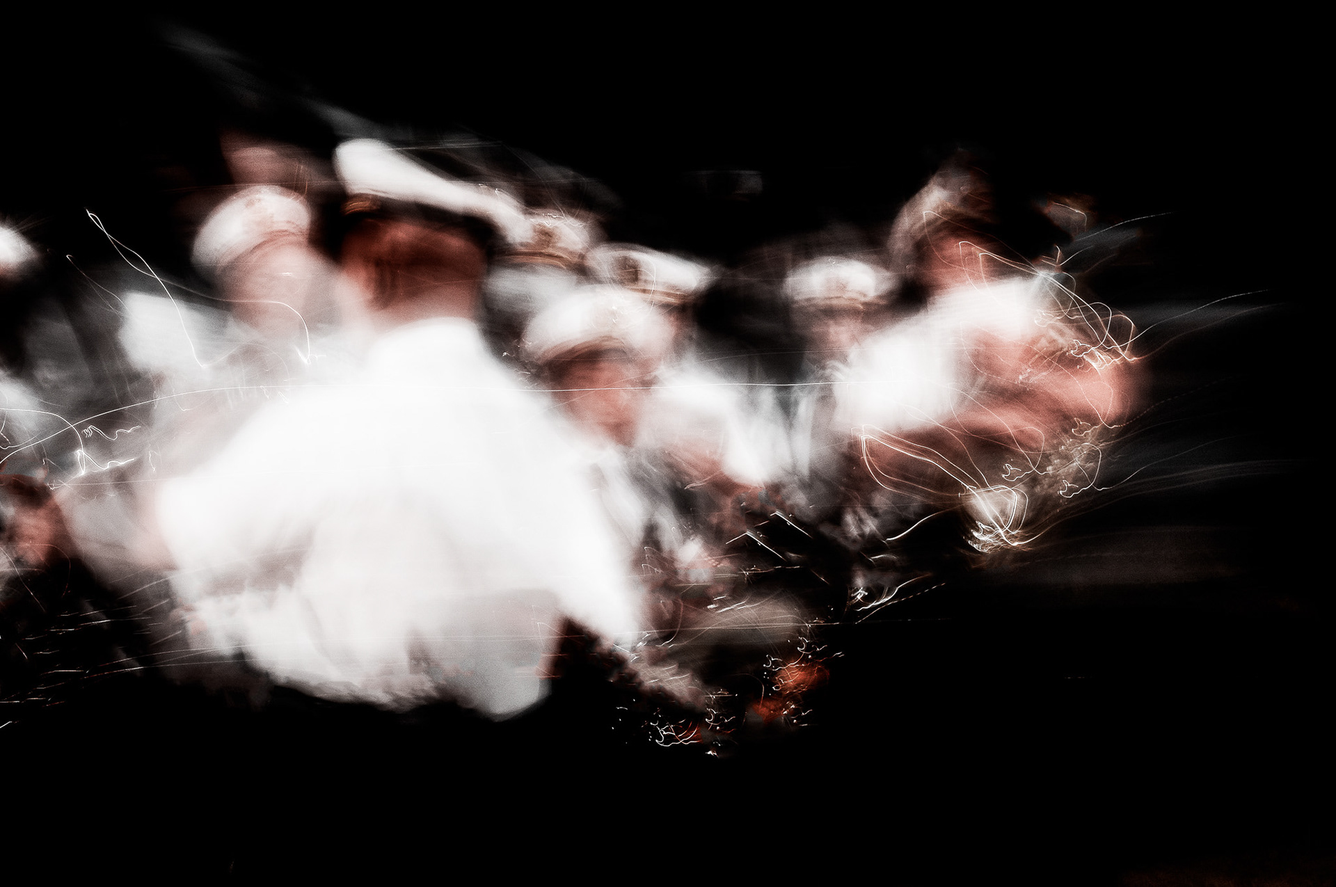 La banda (2009) Ho inseguito il suono con lo sguardo: la banda in movimento, le divise bianche, il ritmo che vibra nell’aria. Il mosso non è errore, è musica visiva. Ogni figura sfuma, si fonde. Non fotografo persone: fotografo il tempo che suonano, la memoria che si muove, il gesto che resta.