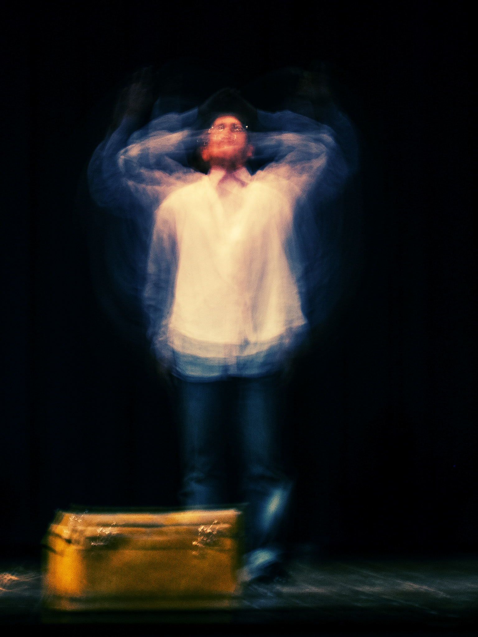 Partire è moltiplicarsi (2009) “Partire è moltiplicarsi” perché ogni gesto si sdoppia, ogni pensiero si rifrange. In scena è uno, ma tutte le versioni di sé che esitano, ricordano, si slanciano. La valigia gialla non contiene oggetti: contiene possibilità. È il suo corpo che si divide per poter andare, intero, altrove.