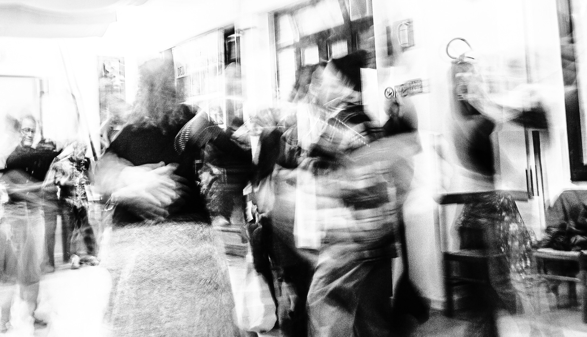 La Quadriglia #2 (2024) La quadriglia si dispiega in un abbraccio di ombre e slanci. I corpi si intrecciano, sfocati dal ritmo, come note in fuga. La fotografia non ferma il gesto: lo amplifica. È danza che vibra nel bianco e nero, memoria condivisa che pulsa, si dissolve, e ritorna nel battito collettivo.