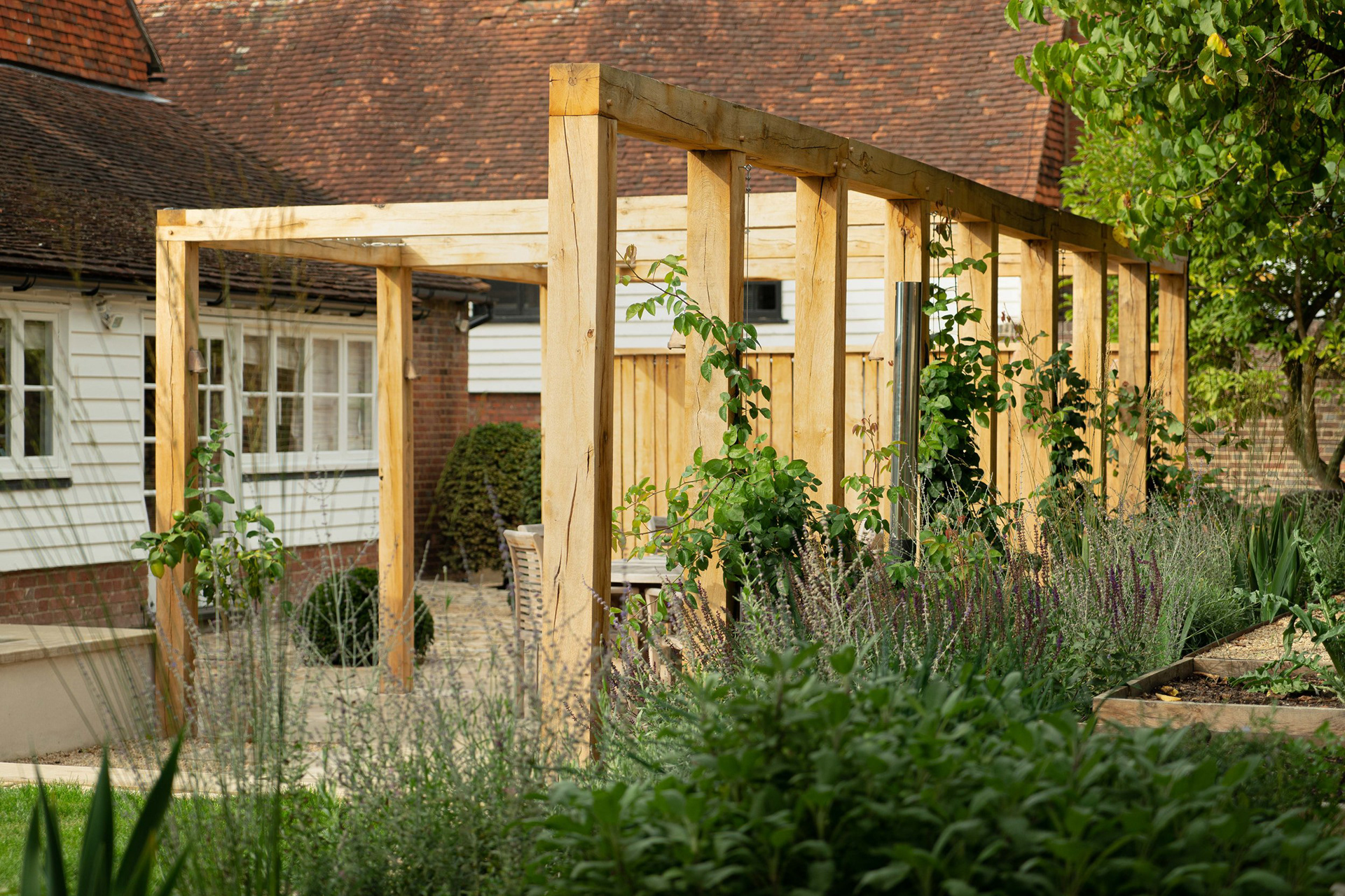 Referentiebeeld: robuuste pergola voor over het terras (© farlamandchandler.com)