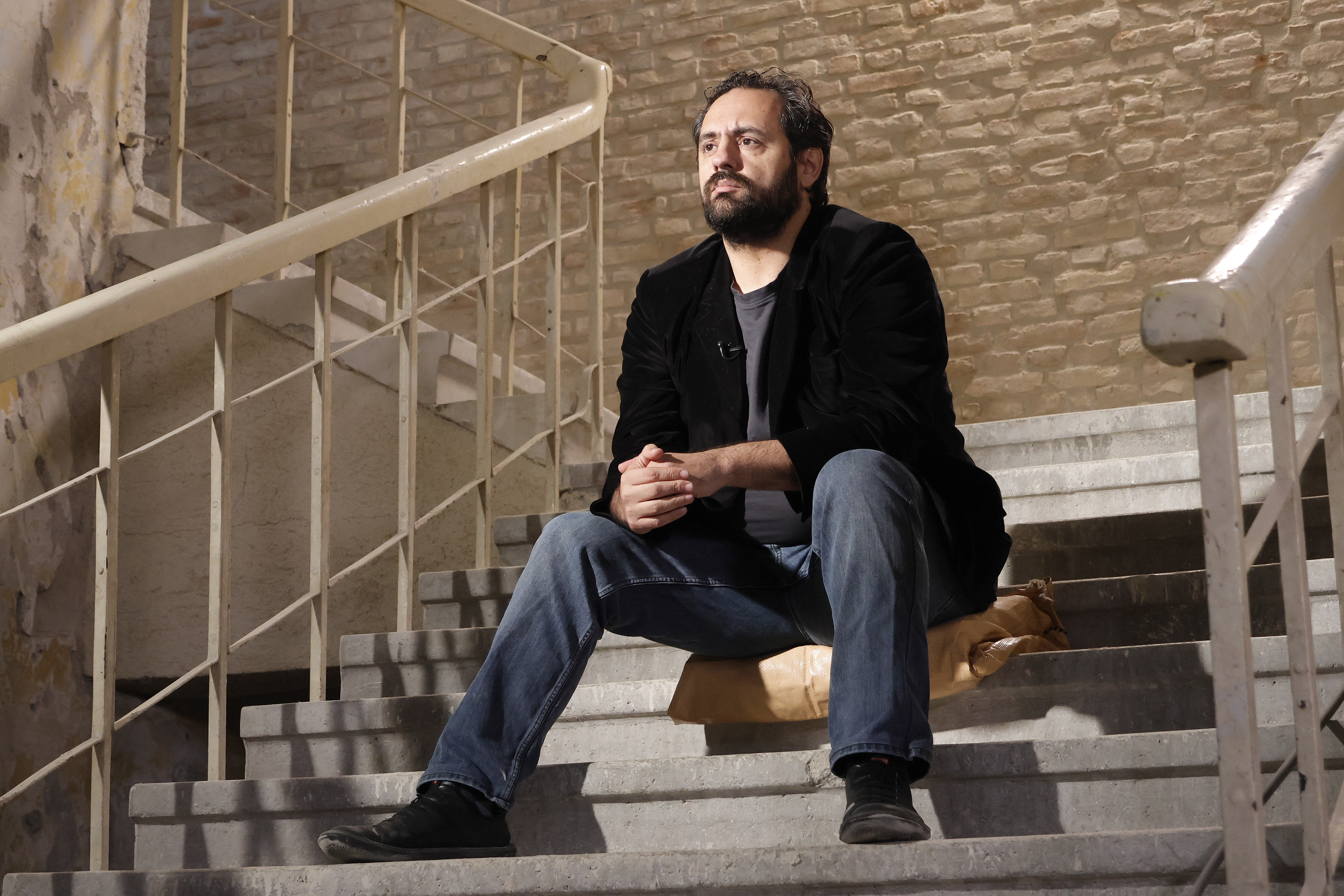 Mimar Ömer Selçuk Baz, Depo No:4'ün ikinci aşamasında röportaj veriyor.