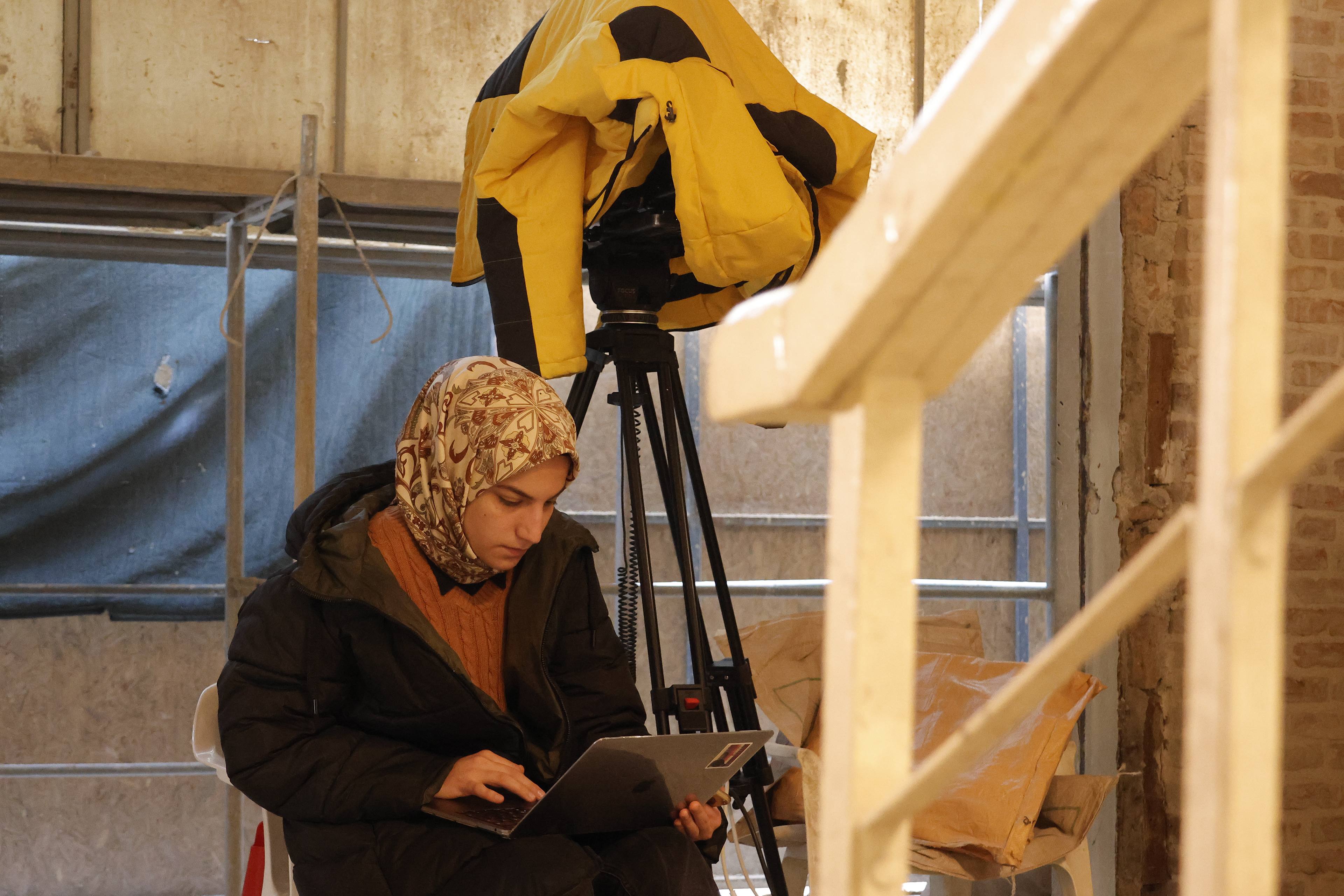 erkam.co ekibinden Senarist Zehra Çelik set öncesi röportaj soruları üzerinde çalışıyor.