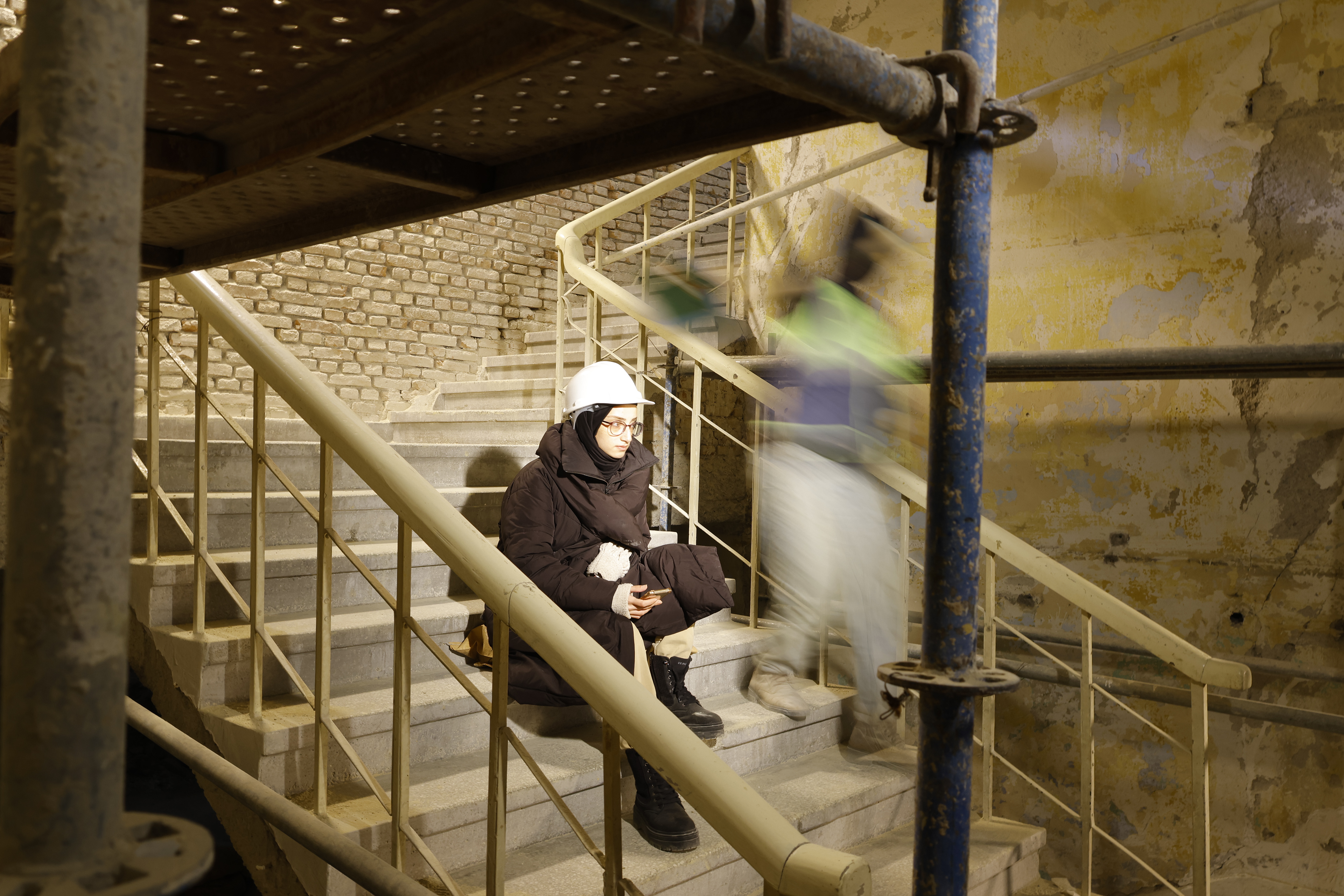 erkam.co ekibinden muhabir Zehra Aslanoğlu ışık provasında