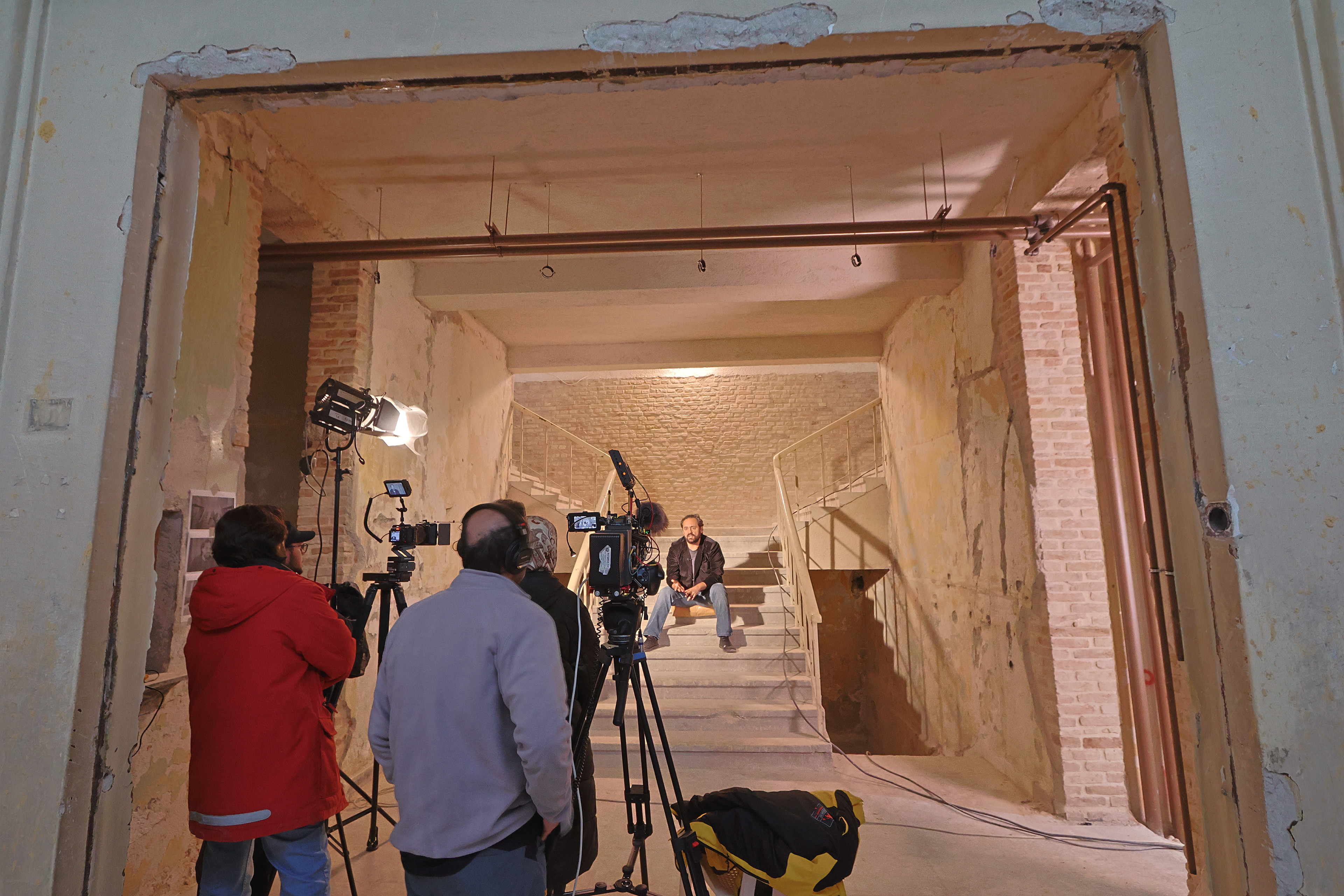 Mimar Ömer Selçuk Baz, Depo No:4'ün ikinci aşamasında röportaj veriyor.