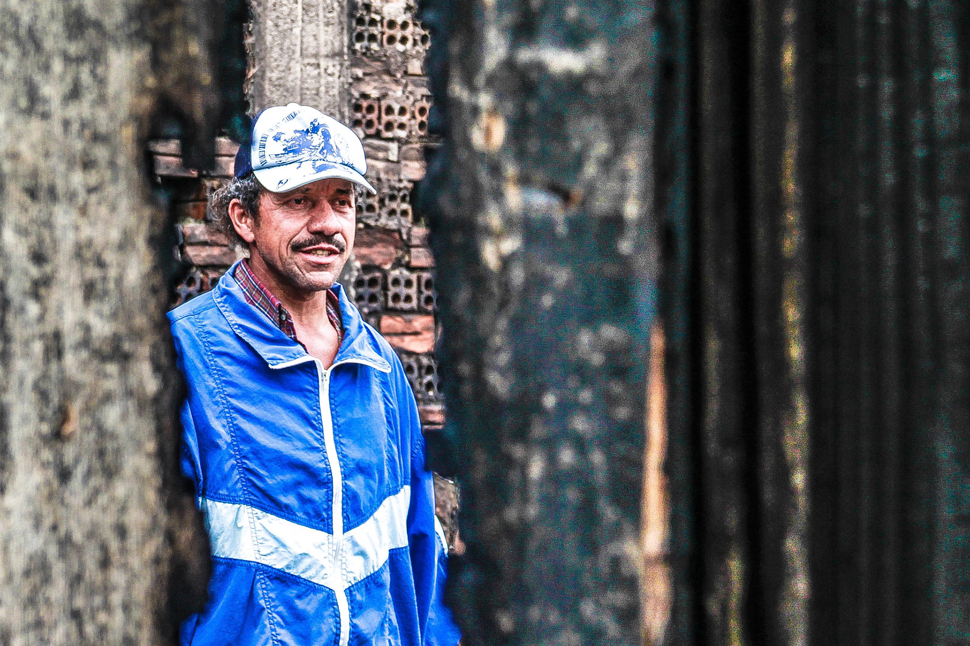 Equipes da Prefeitura iniciaram o trabalho de limpeza e reconstrução das casas atingidas pelo incêndio no Parolin. Na imagem Oswaldo Amaro.Curitiba, 20/11/2017.Foto: Rafael Silva / Cohab