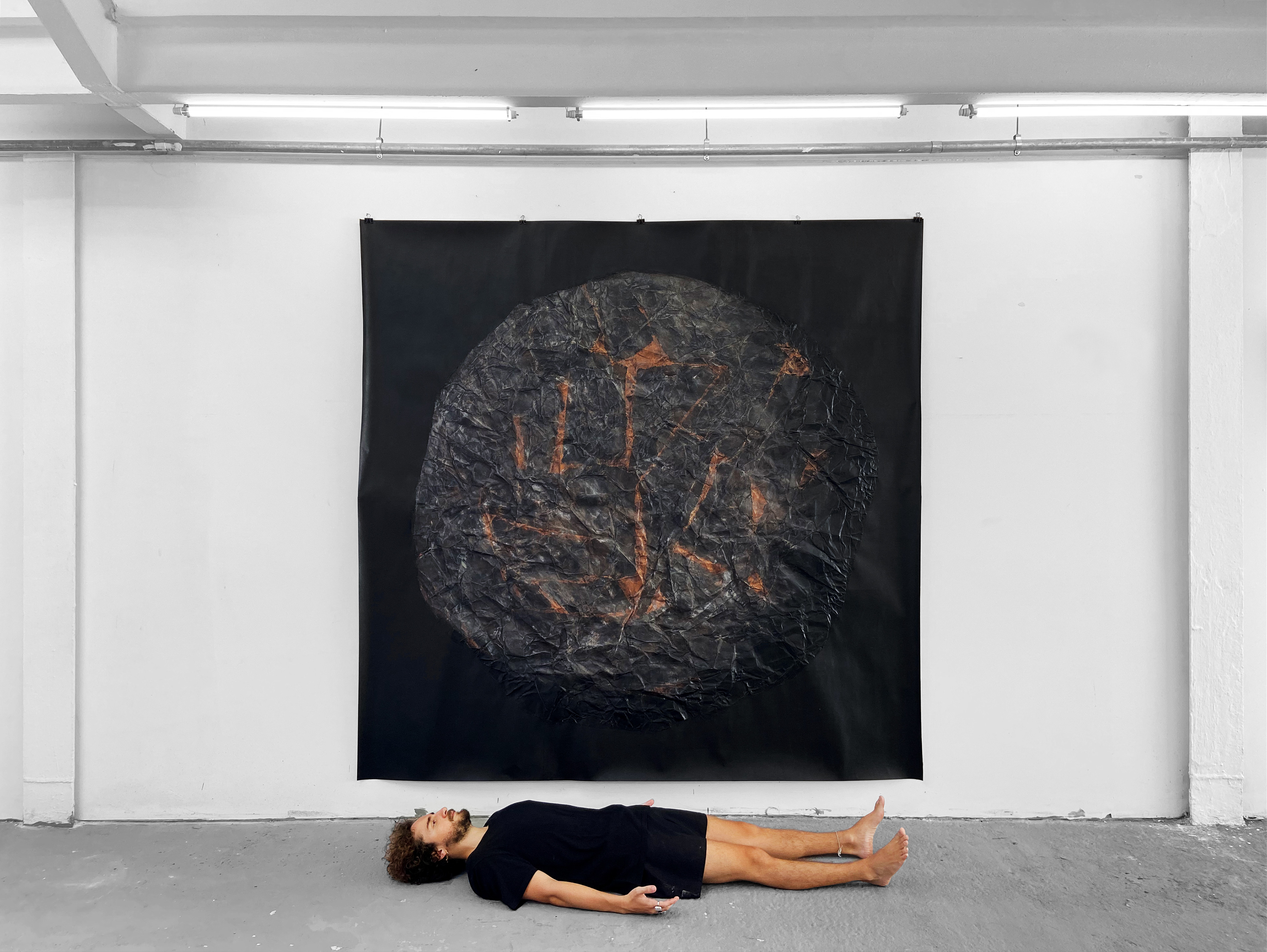 állos, 2023 | acrílica e têmpera sobre papel kraft 2,22 x 2,18 m