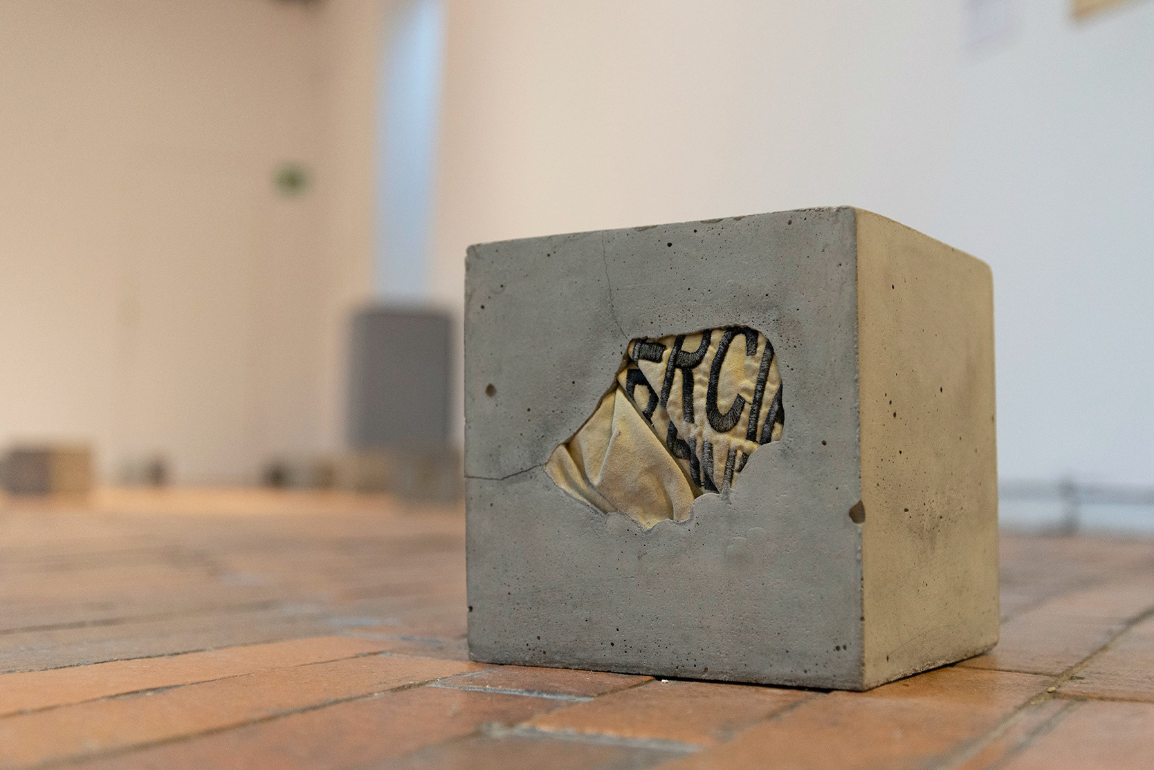 Teresa Margolles – Estorbo Fotografía del Museo de Arte Moderno de Bogotá, 2019.