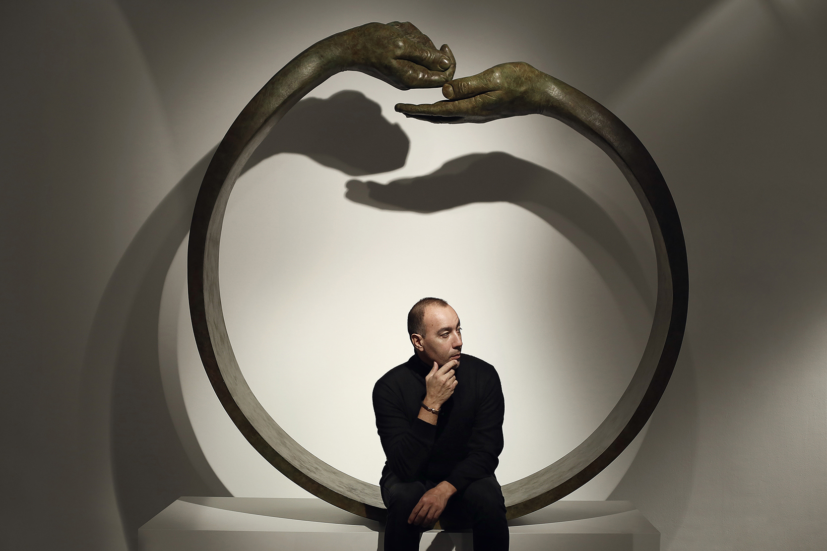 Lorenzo Quinn with Give and Recieve, Halcyon Gallery 2018
