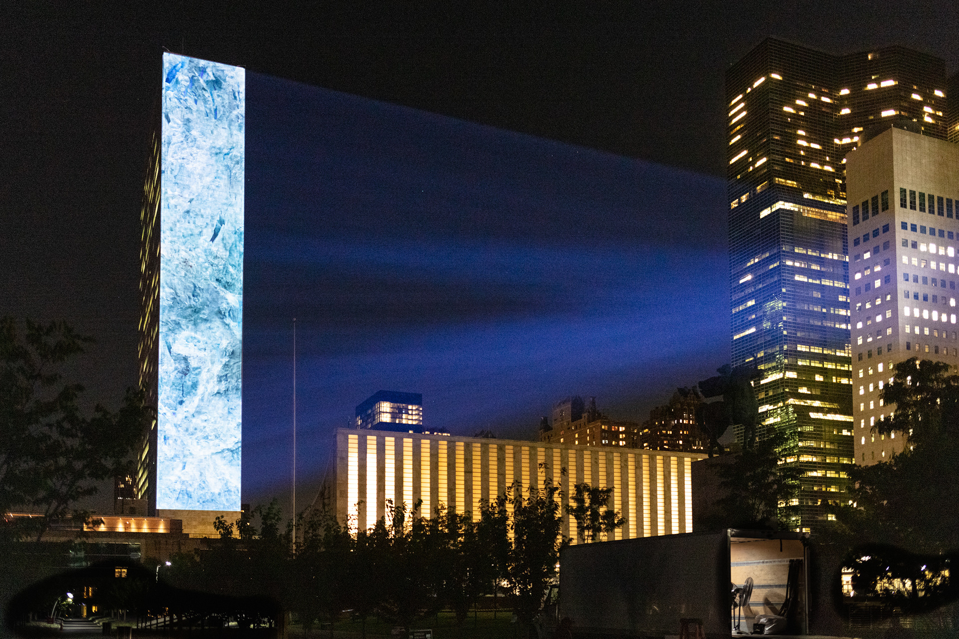 This scene showed the iceberg collapsing down the side of the 250m tall building.