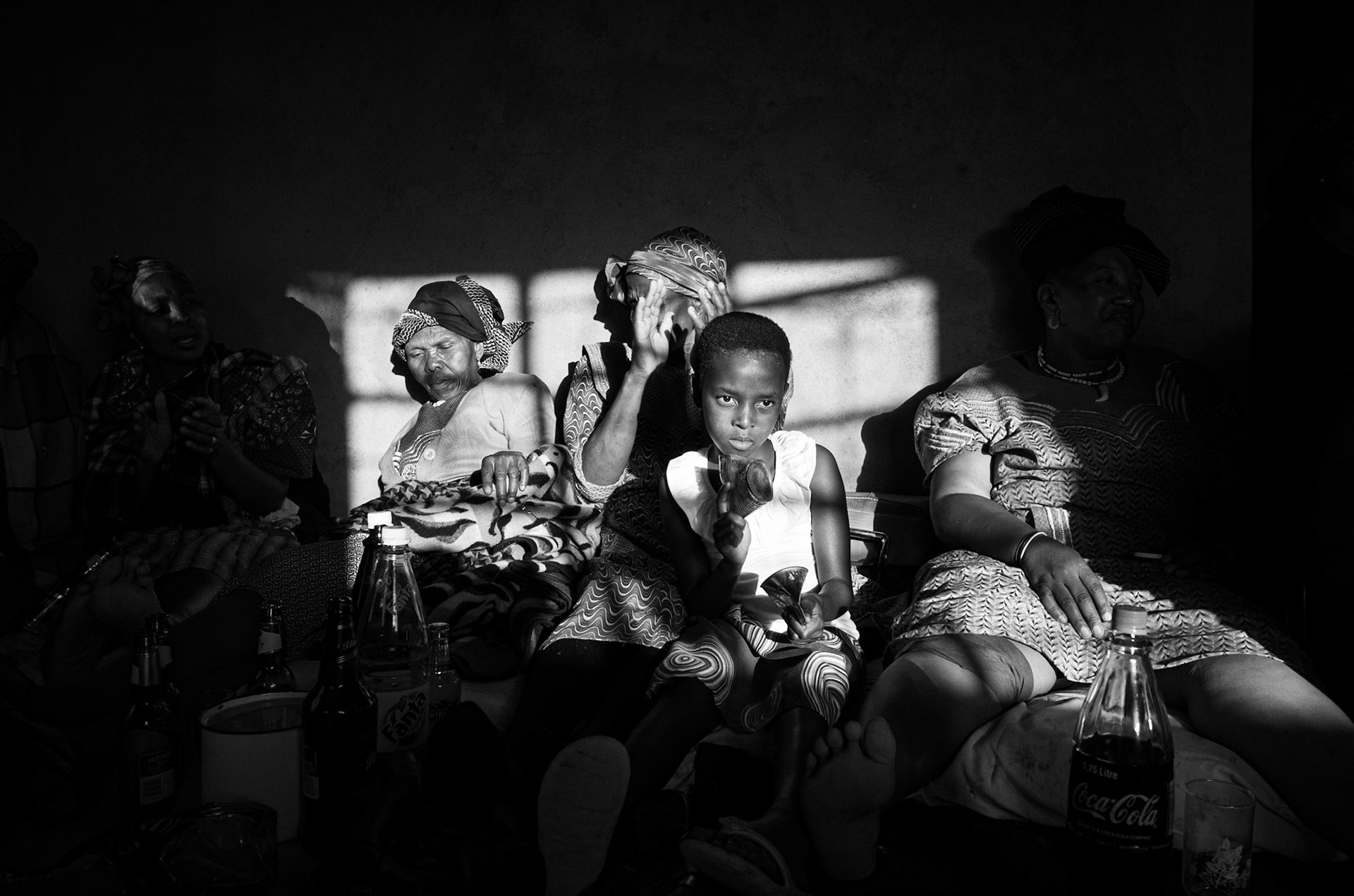 Noël et jour de l’an à Pontseng, petit village Sotho à la frontière avec le Lesotho. Le dernier blanc français passé par là était un évangéliste au 19è siècle. Alors que je m’apprète à rester une dizaine de jours, on me prends pour un prêtre venu ici pour célébrer la messe… 😅Ce petit village perdu au fin fond du pays est typique et représentatif de ce que l’on trouve en Afrique du Sud. Les hommes abandonnent leur village de naissance vers 16 anspour se rapprocher des villes et trouver un travail. Ils ne rentrent dès lors chez eux que 10j par an à l’occasion des fêtes de Noel pour retrouver leur famille et leurs amis. Ce sont donc des villages où ne vivent à l’année que des femmes, leurs enfants et les personnes âgées. Les femmes sont donc celles sur lesquelles repose l’entière vie et organisation du village. A l’occasion du retour des hommes, de nombreux évènements sont organisés et la vie du village atteint son apogée comme celui-ci, dédié aux femmes.