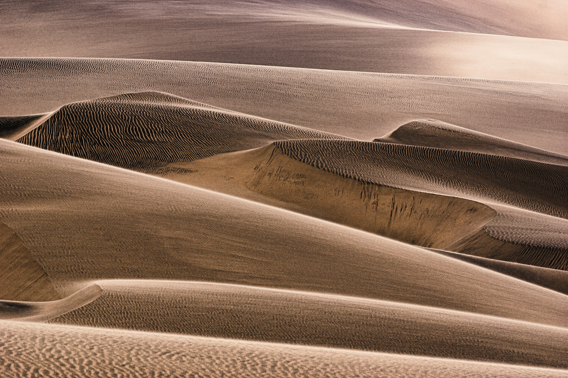 L'artiste, à travers cette série, a souhaité rendre hommage aux immenses dunes qui recouvrent le désert de Namibie. Comptant les dunes les plus hautes du monde, la vision de celles-ci change en permanence du fait des changements d'éclairages apportés par les passages nuageux et par les variations de couleur aux différentes heures de la journée.