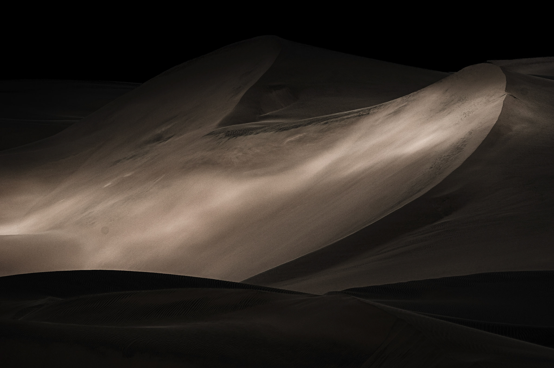 L'artiste, à travers cette série, a souhaité rendre hommage aux immenses dunes qui recouvrent le désert de Namibie. Comptant les dunes les plus hautes du monde, la vision de celles-ci change en permanence du fait des changements d'éclairages apportés par les passages nuageux et par les variations de couleur aux différentes heures de la journée.