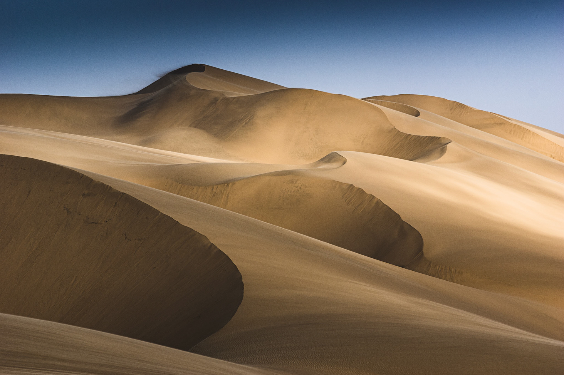 L'artiste, à travers cette série, a souhaité rendre hommage aux immenses dunes qui recouvrent le désert de Namibie. Comptant les dunes les plus hautes du monde, la vision de celles-ci change en permanence du fait des changements d'éclairages apportés par les passages nuageux et par les variations de couleur aux différentes heures de la journée.